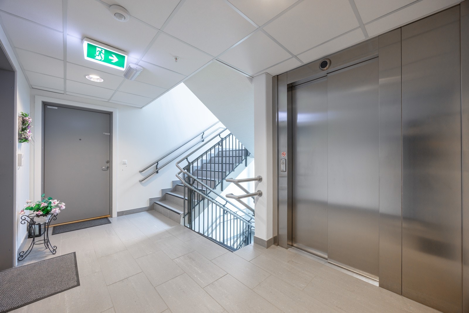 Det er heis opp fra garasjekjeller til leiligheten. Galleribilde