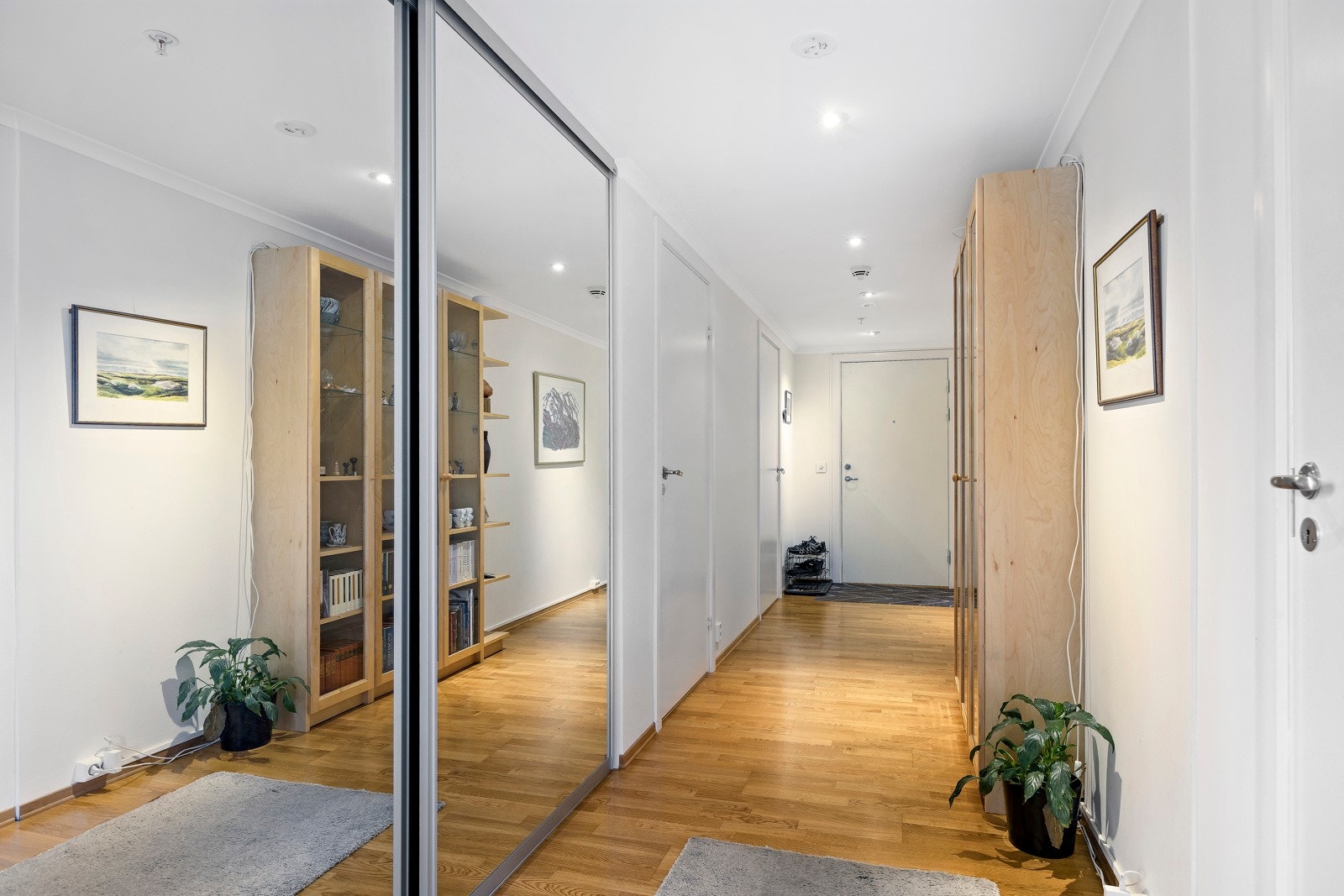 Praktisk med skyvedørsgarderobe i gangen. Galleribilde