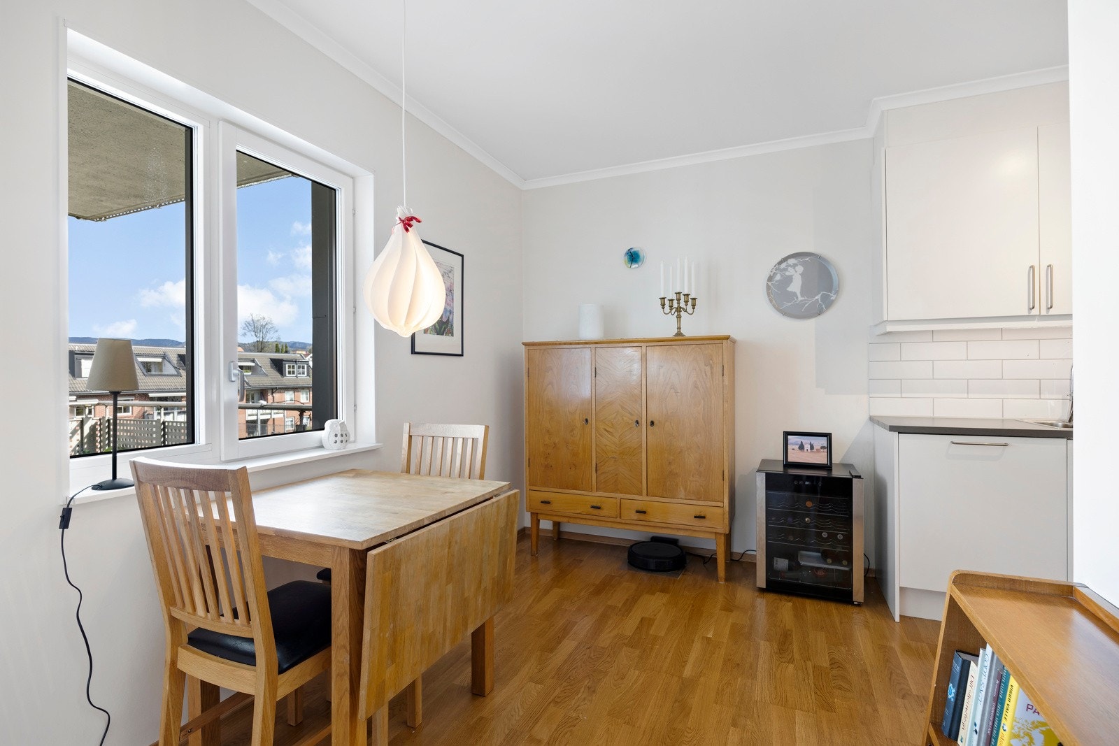 Fint med plass til kjøkkenbord ved vinduet Galleribilde