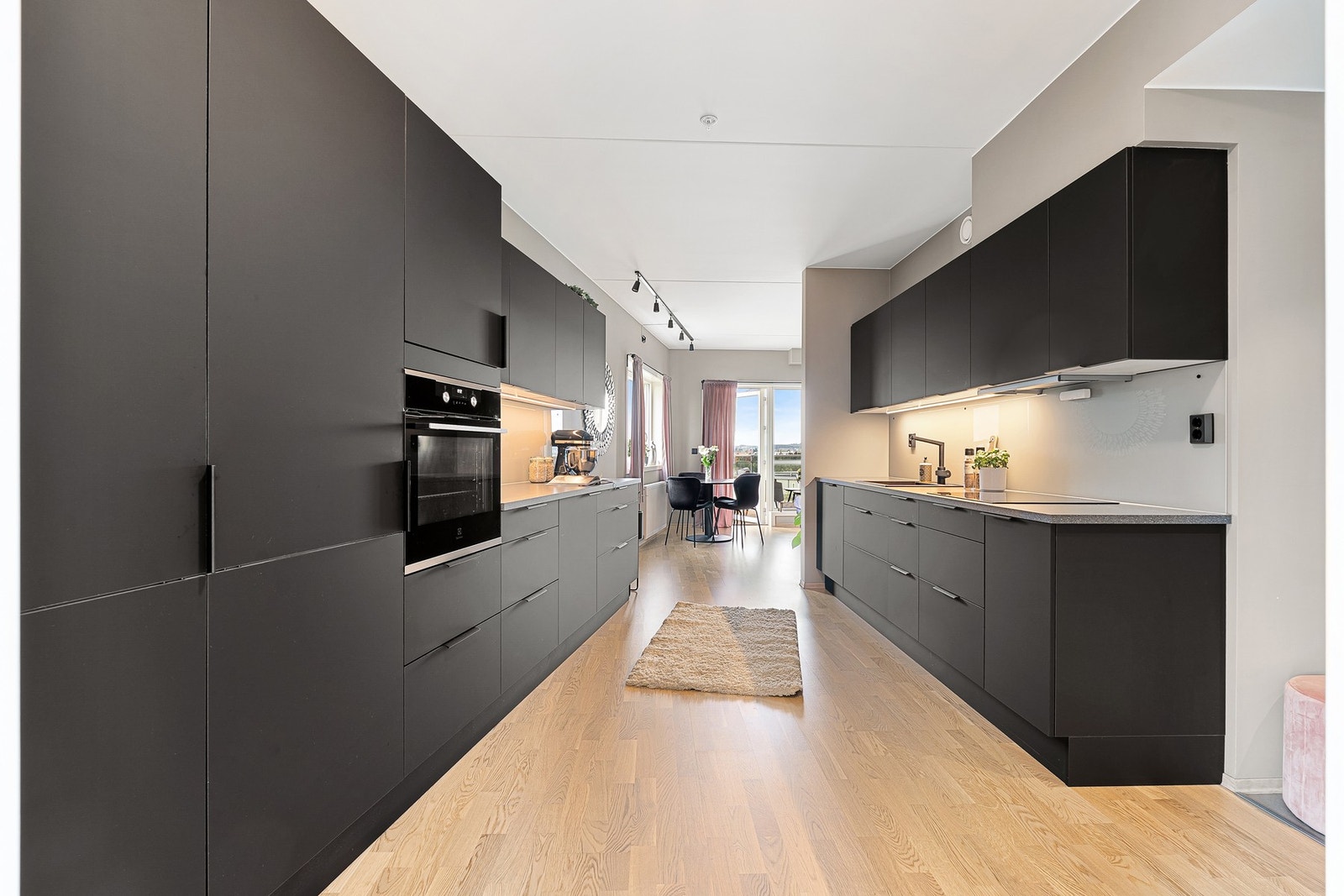 Meget delikat og påkostet kjøkken med mye skap-og benkeplass. Galleribilde