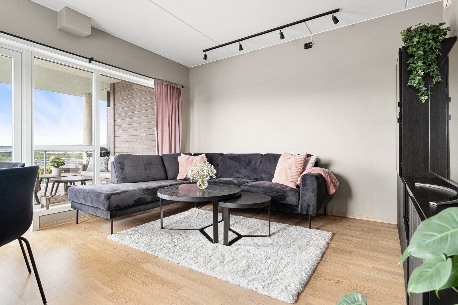 Lys og romslig stue på 14,4 kvm. Galleribilde