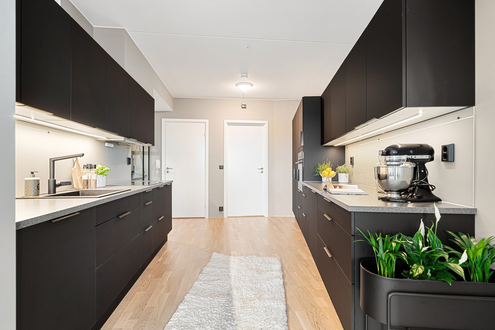 Kjøkkenet har integrert platetopp, stekeovn, oppvaskmaskin og kjøl/fryseskap som medfølger handelen. Galleribilde