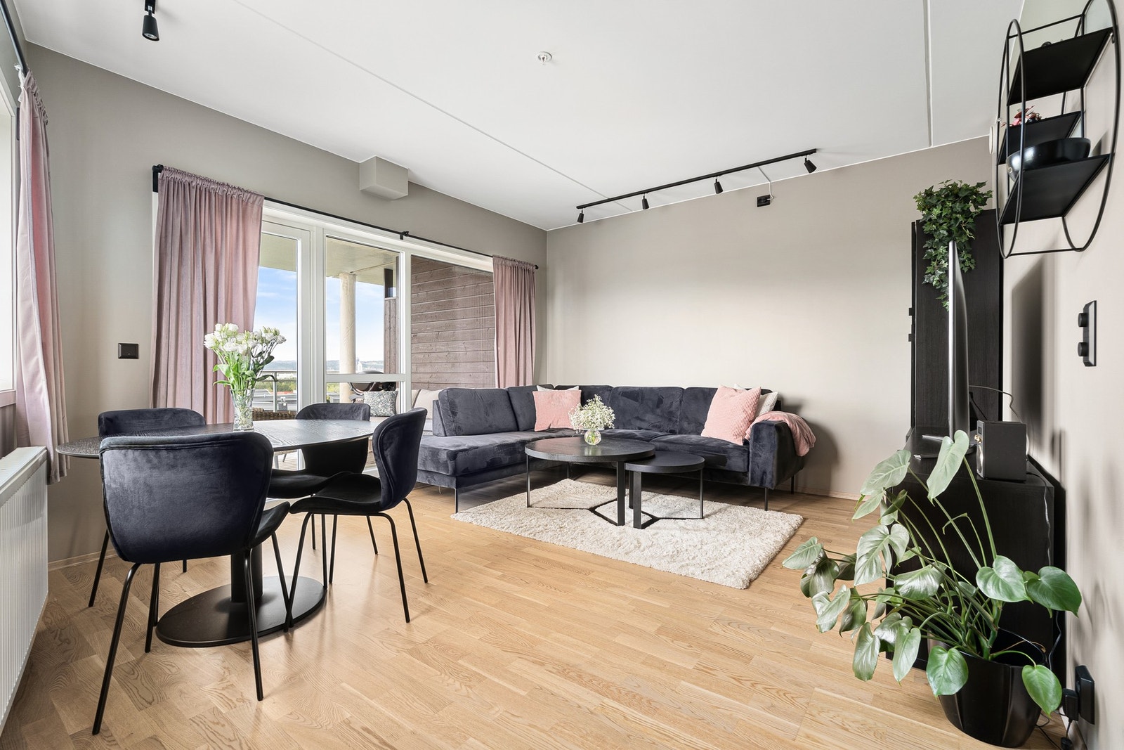 Leiligheten har flere store vindusflater som gir mye naturlig lysinnslipp. Galleribilde