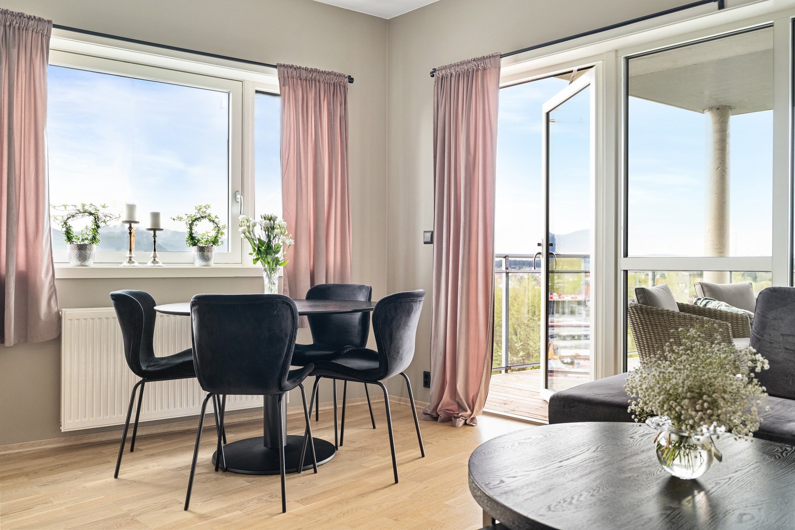 Bygget ble ferdigstilt i 2022 og leiligheten holder en gjennomgående høy standard. Galleribilde