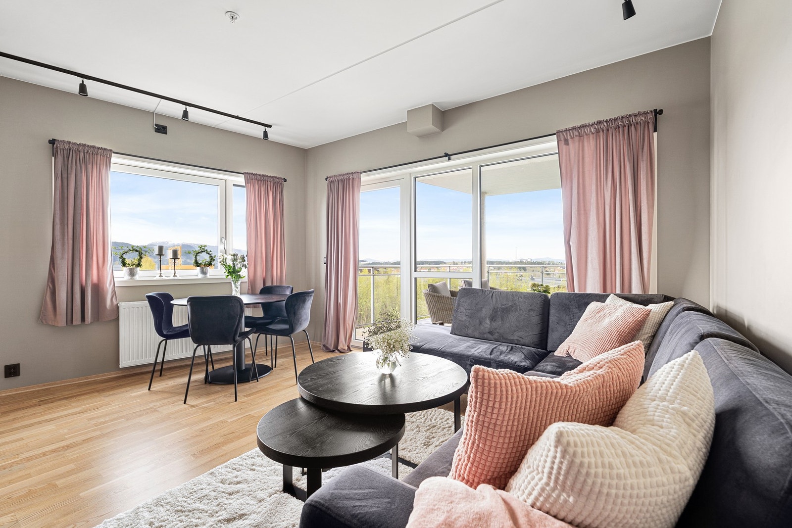 Leiligheten har felleskostnader som bl.a inkl. fjernvarme, parkering, kommunale avgifter, kabel-tv og internett. Galleribilde