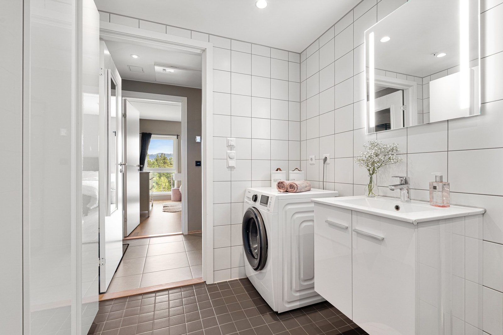 Det er god plass til vaskemaskin på badet. Galleribilde