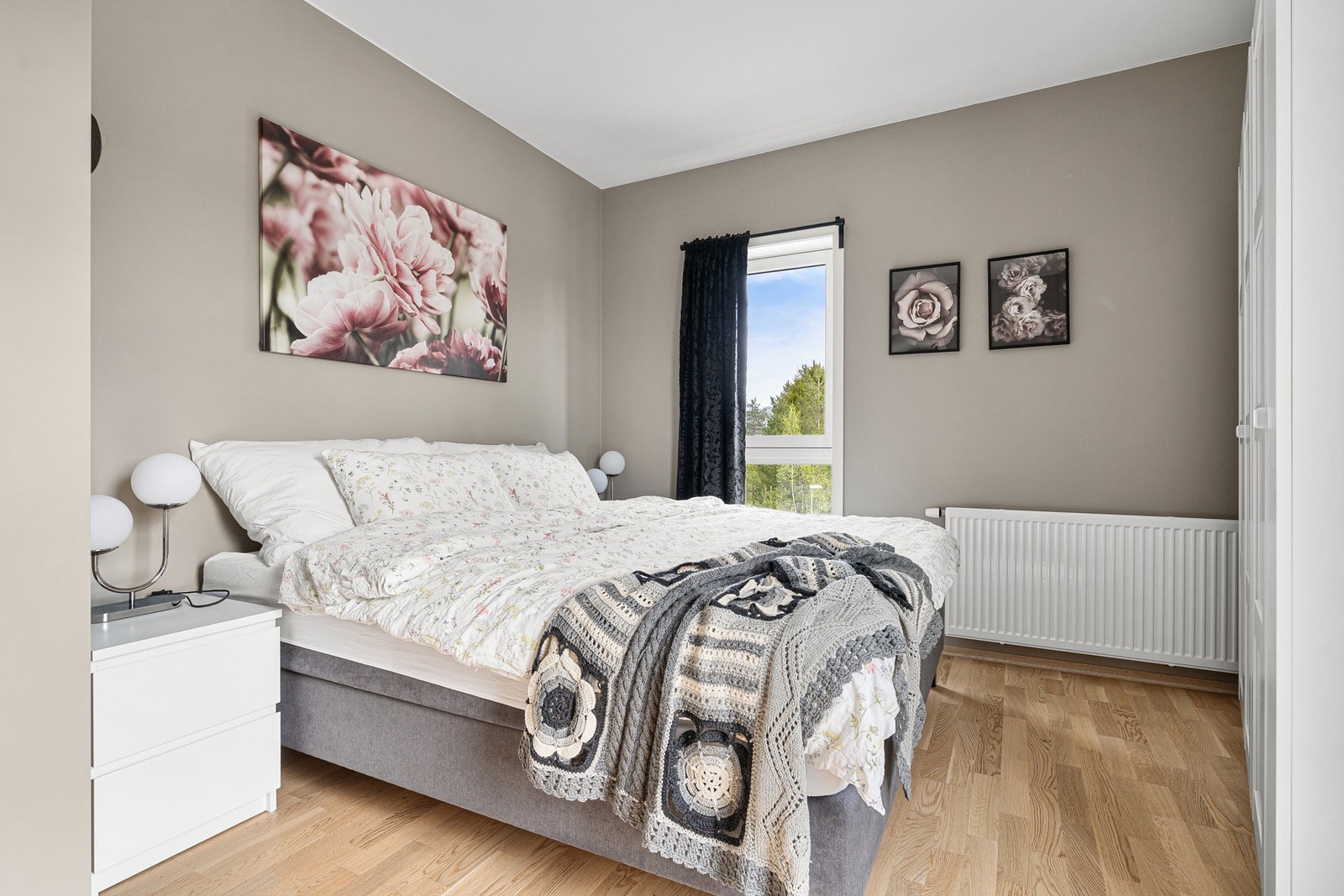 Her er det god plass til dobbeltseng og garderobeskap. Galleribilde