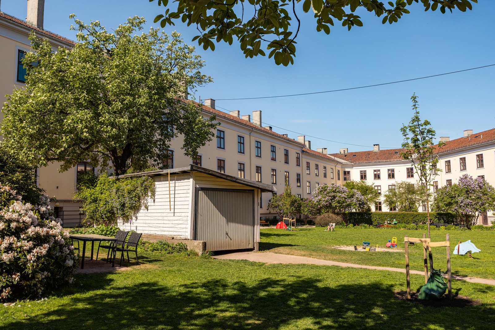 Prakfullt gårdsrom. Galleribilde