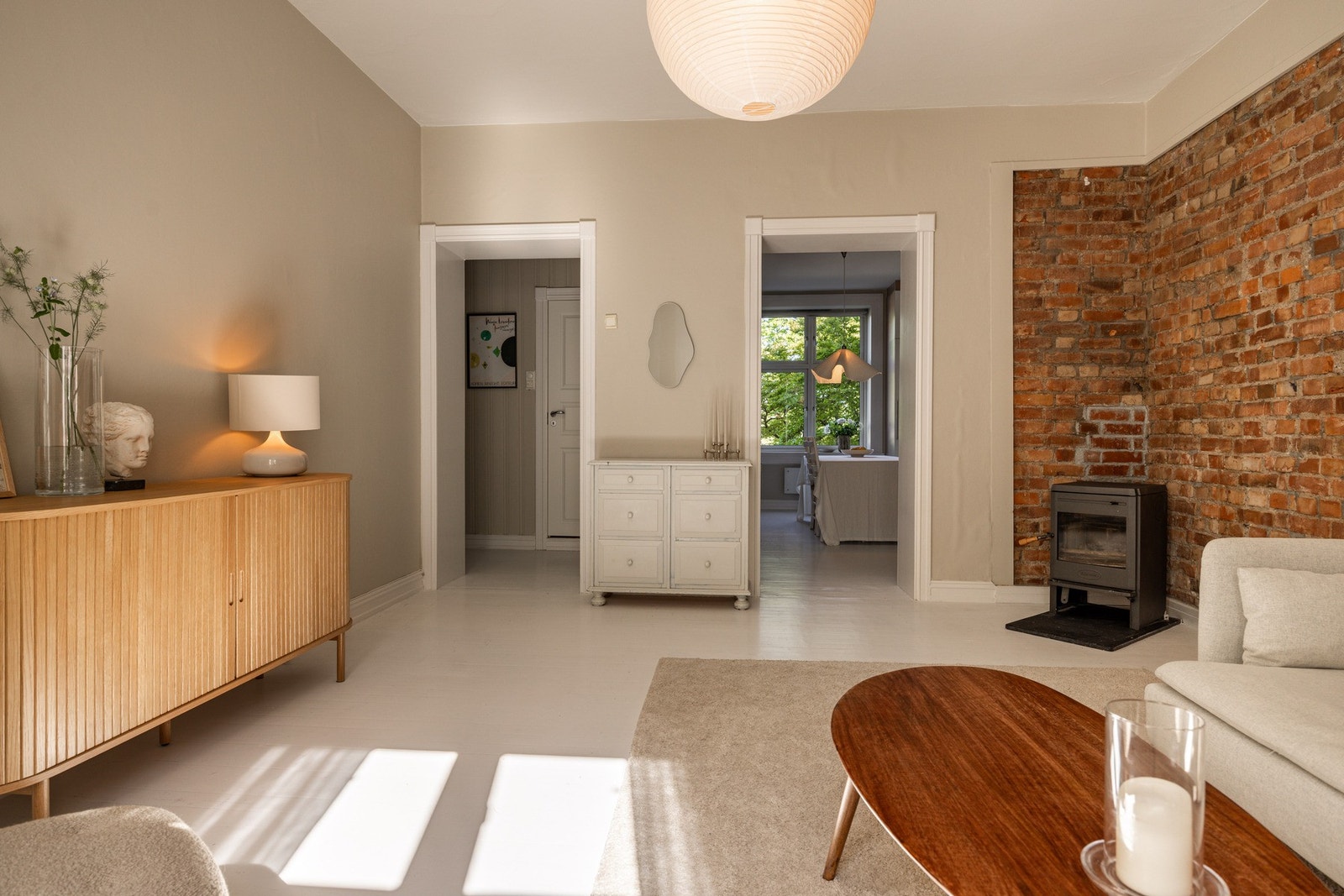 Gjennomgående leilighet med gjennomlys stue - kjøkken. Galleribilde