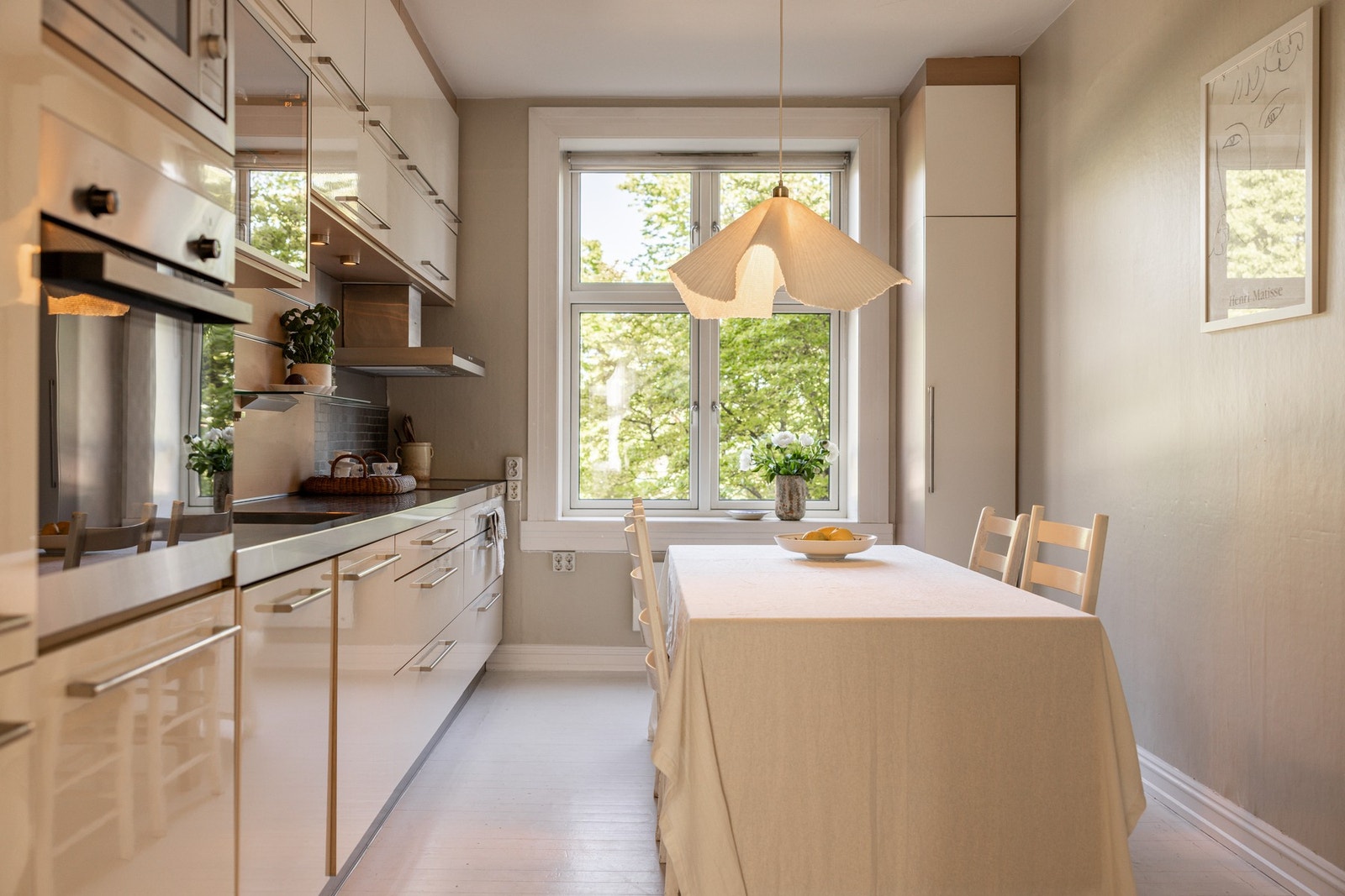 Kjøkken med spiseplass. Galleribilde