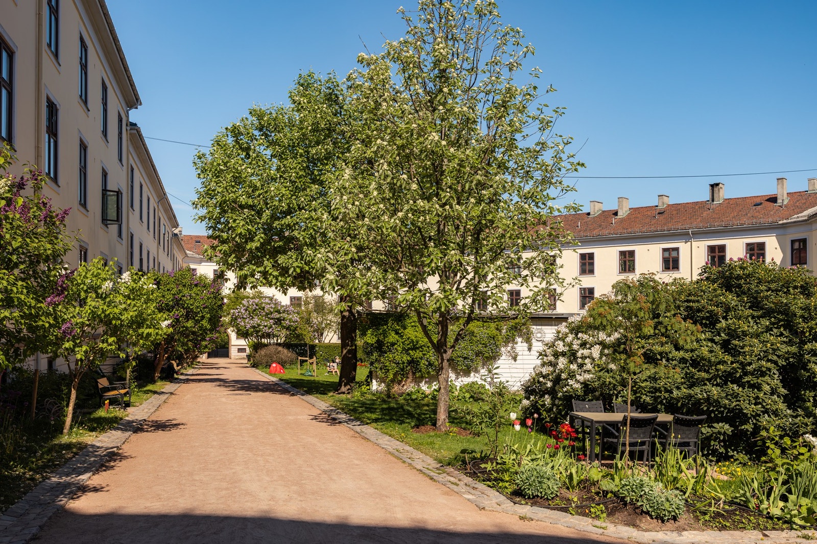 Inngang fra gårdsrommet. Galleribilde