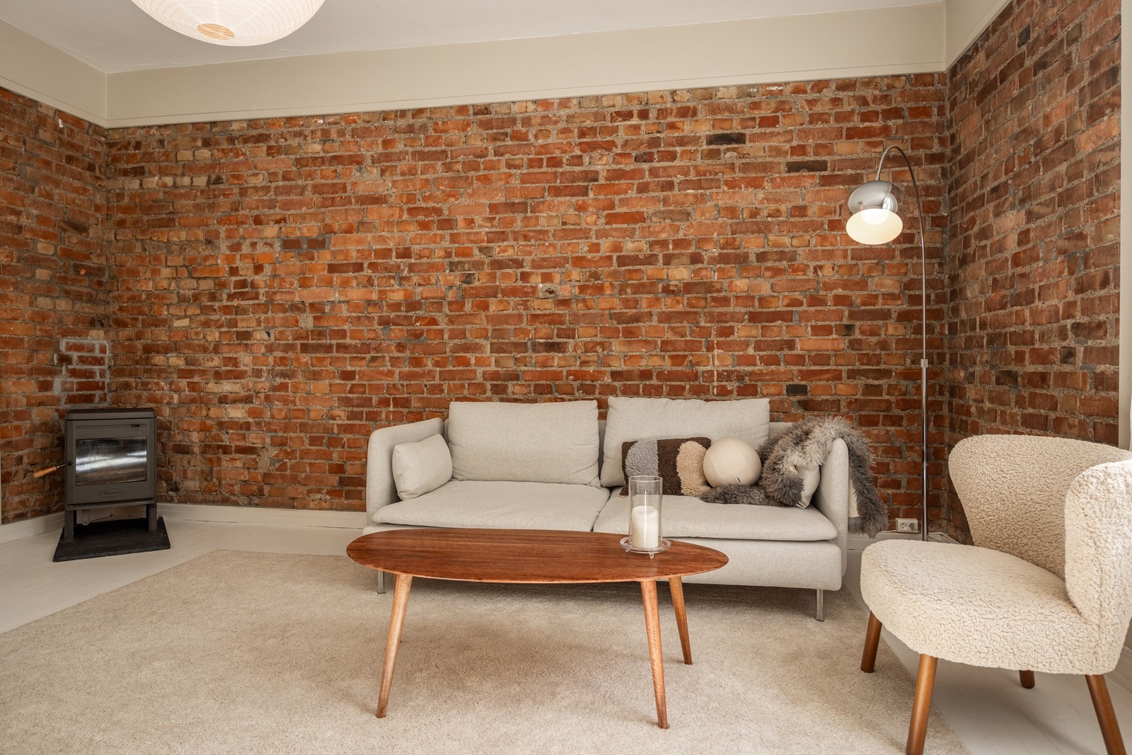 Stue med peisovn. Galleribilde