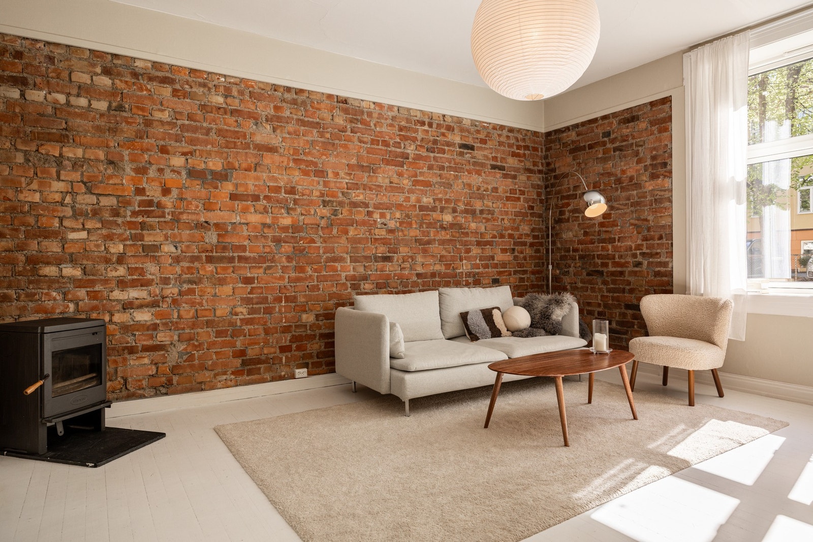 Klassiske detaljer som originale teglsteinsvegger og hvitmalt originalt tregulv. Galleribilde