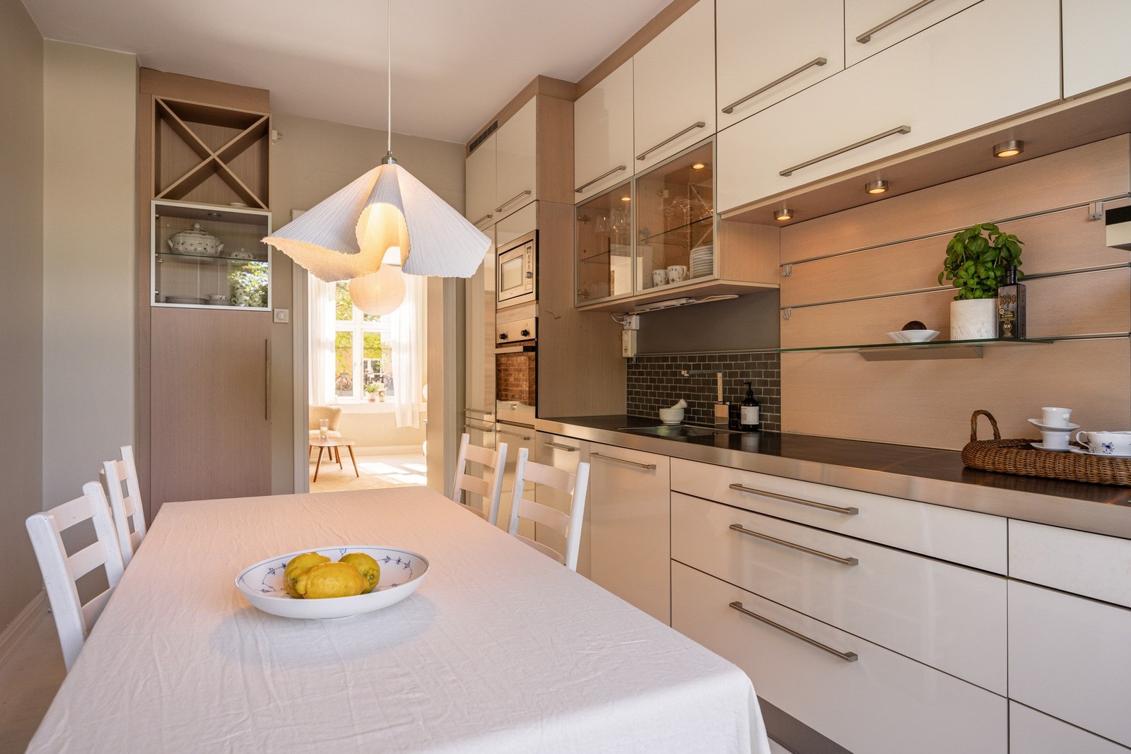 Integrerte hvitevarer: Kjøl/frys, stekeovn og mikro i arbeidshøyde, 80 cm induksjonstopp, oppvaskmaskin og vaskemaskin. Galleribilde