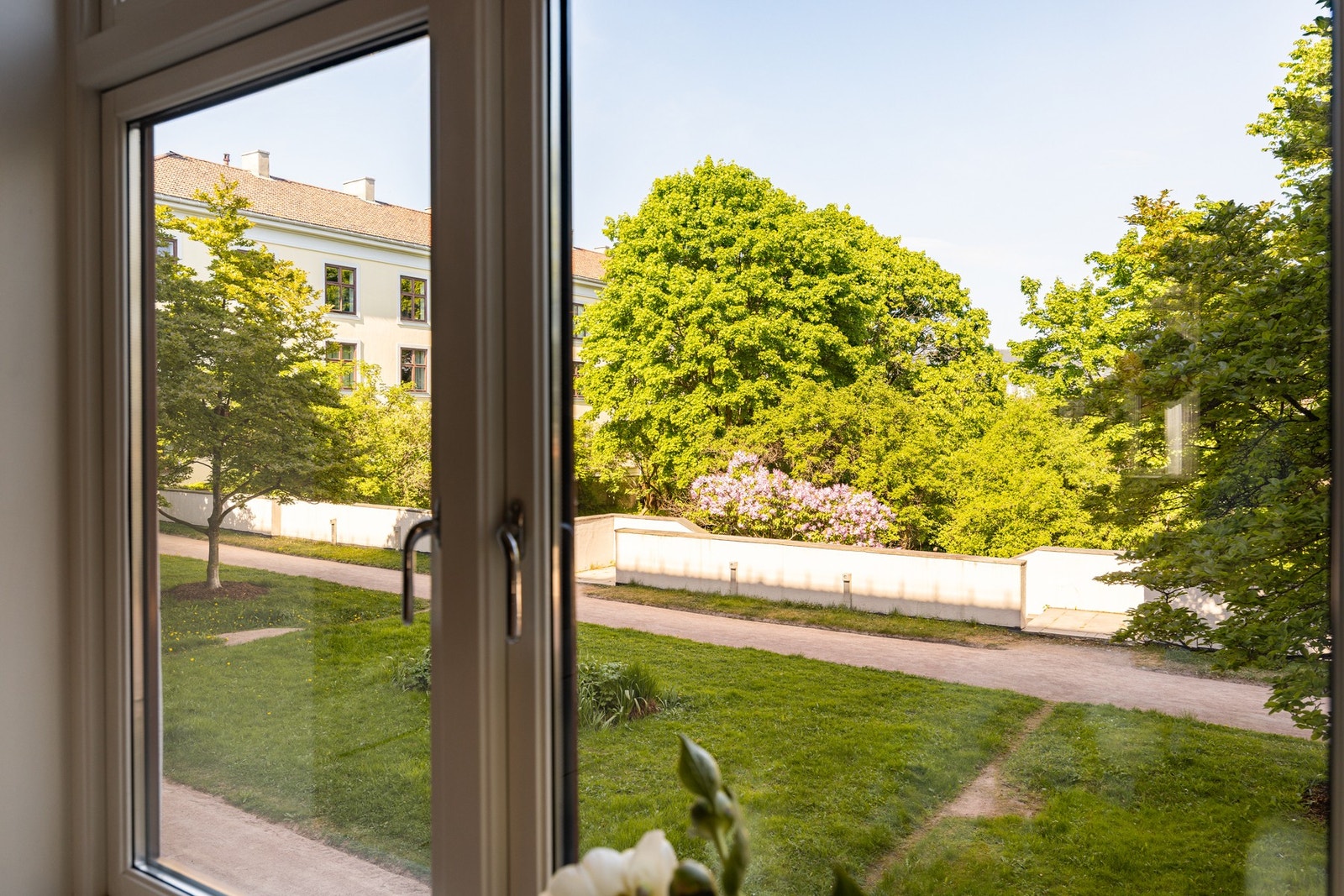 Flott utsyn fra kjøkken mot gårdsrommet. Galleribilde