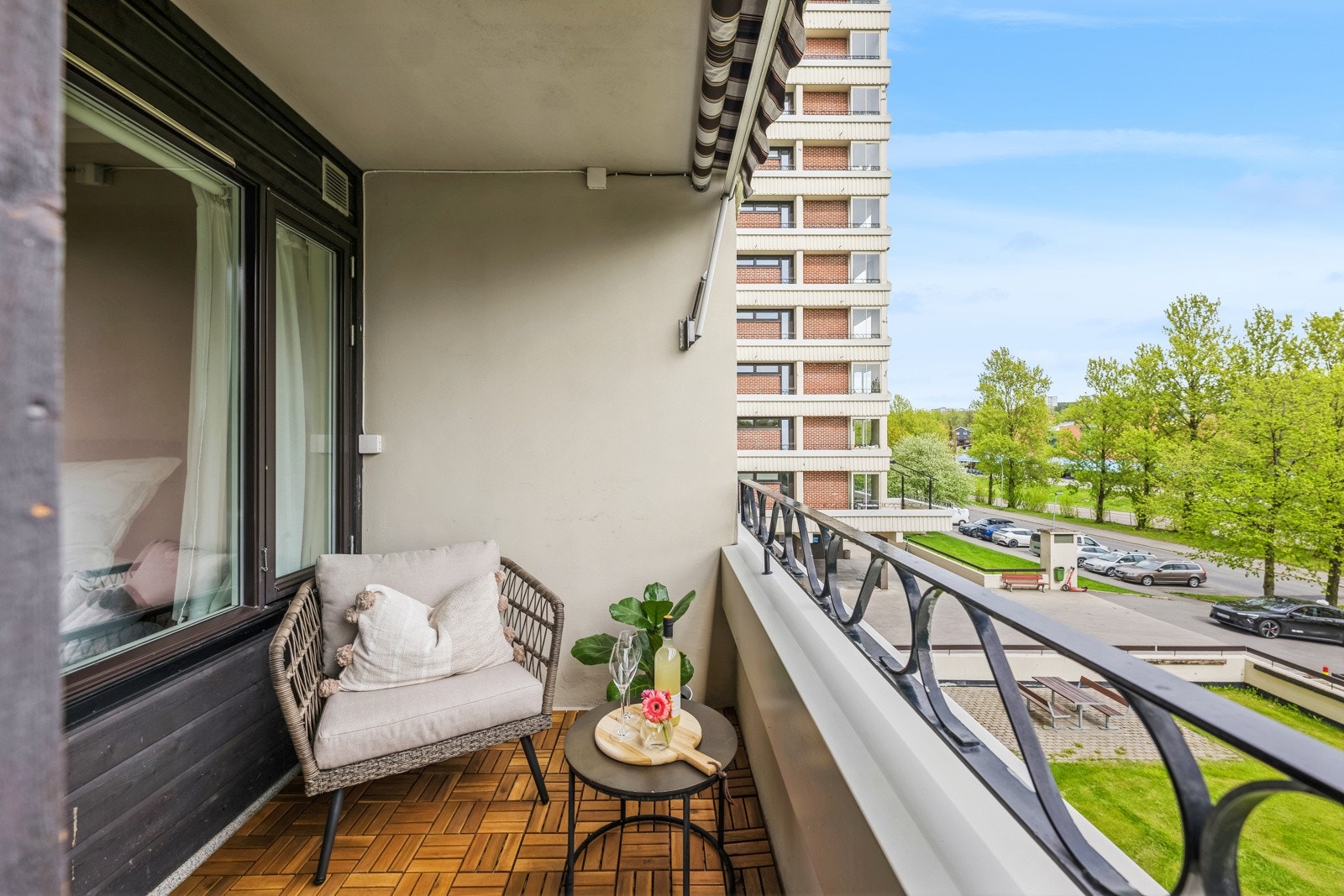 Balkongen er på 5,6m², har elekrisk terrassemarkise og treheller på gulv Galleribilde