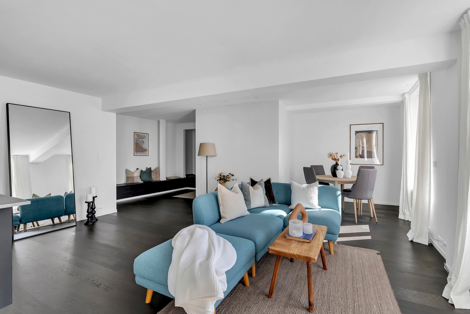 Lekker stue - med plass til både sofa og spisegruppe. Galleribilde