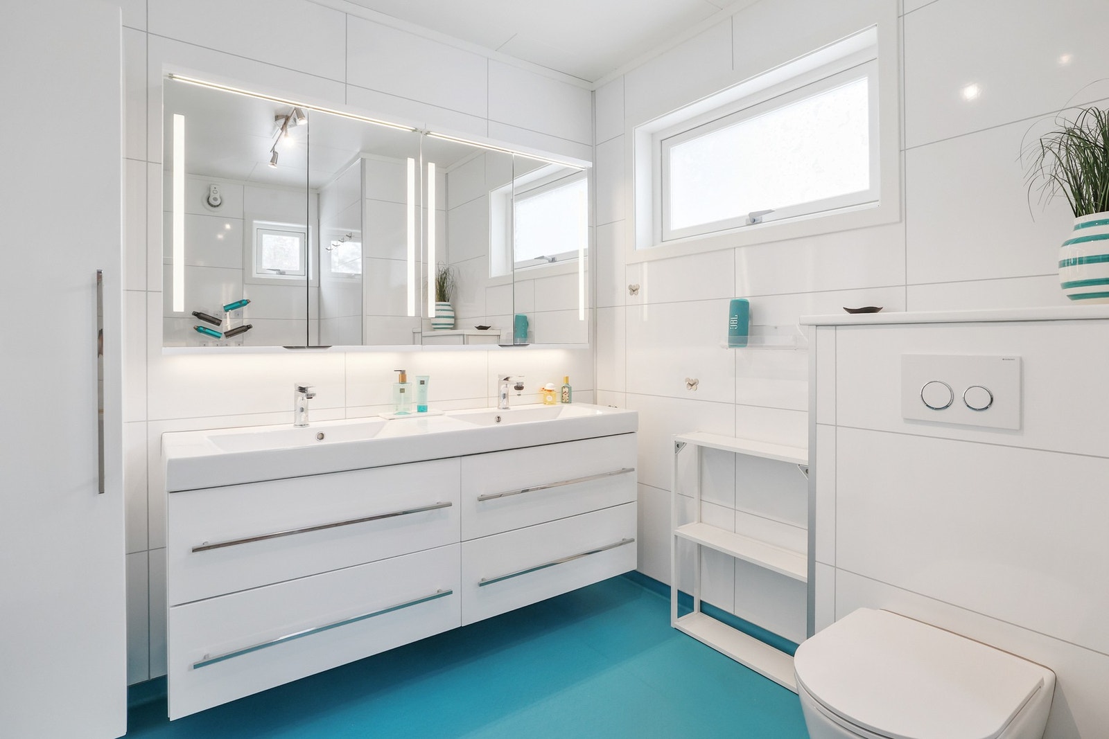 Hovedbadet er fra 2016 og har belegg med gulvvarme, baderomsplater på veggene og takplater i himling. Galleribilde