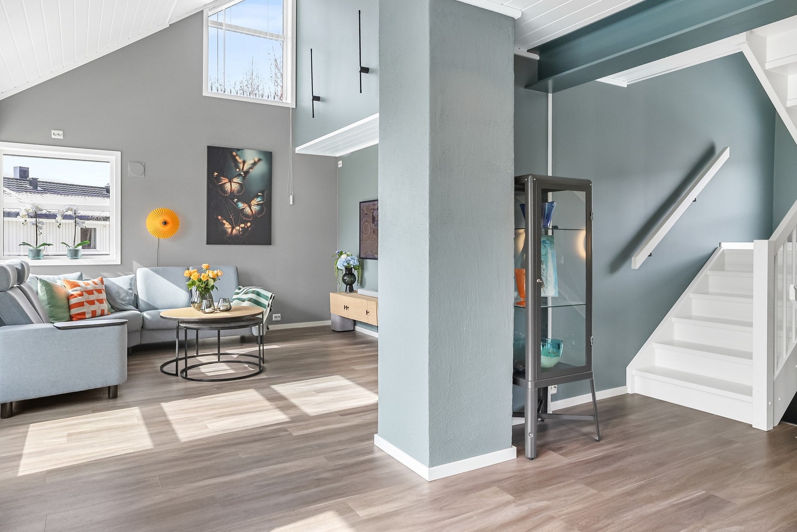 Kjøkken mot stue og trapp opp til hems Galleribilde