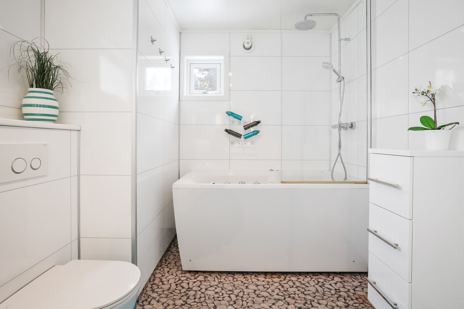 Rommet er utstyrt med vegghengt servantinnredning, boblebad/spabad med vegghengt armatur og vegghengt toalett. Galleribilde