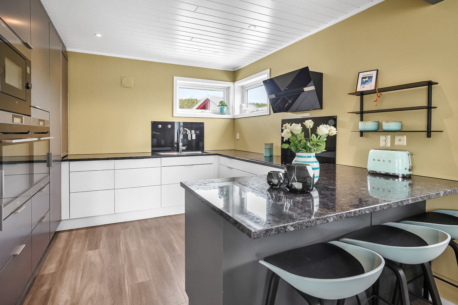 Innredning fra Sigdal (2020) med glatte fronter og benkeplate i stein. Videre er det quooker (kokende vann fra kran) og 6 sokkelskuffer for ekstra oppbevaring. Galleribilde