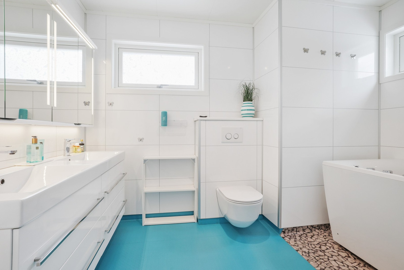 Boligen har to bad og et vaskerom med praktiske løsninger for en familie. Galleribilde