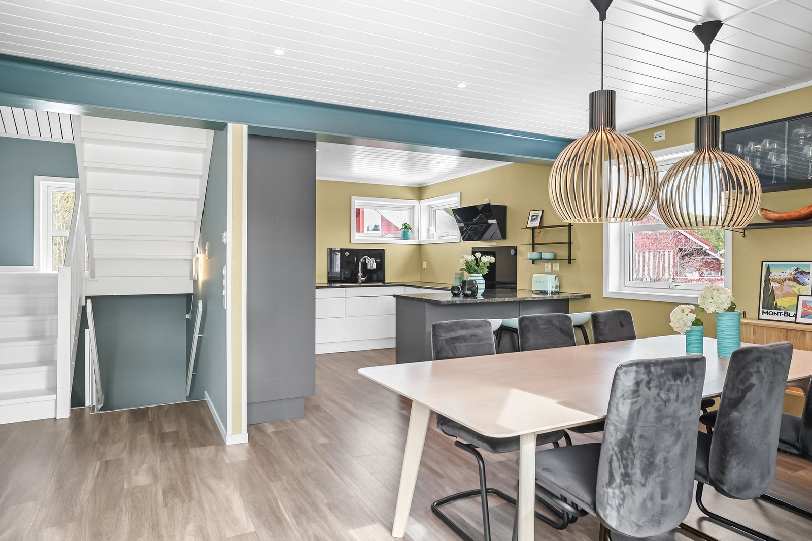 Kjøkkenet ligger i samme etasje som stuen og har plass til spisebord i rommet. Galleribilde