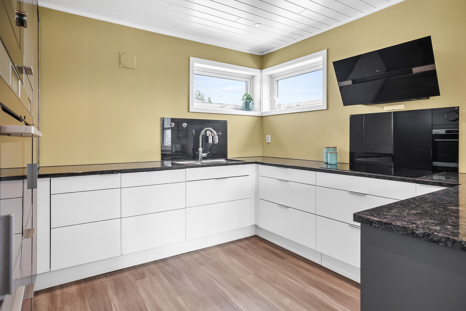 Integrerte hvitevarer som stekeovn, dampovn, platetopp, oppvaskmaskin, mikrobølgeovn, vannkoker og kombiskap med fryser medfølger. Galleribilde