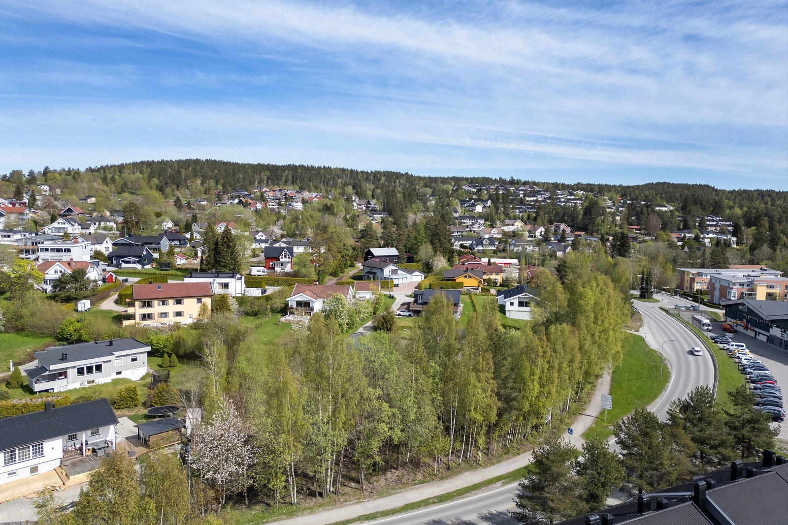Beliggenheten er ideell for familier, i kort gangavstand til skoler, barnehager og fritidsaktiviteter. Galleribilde