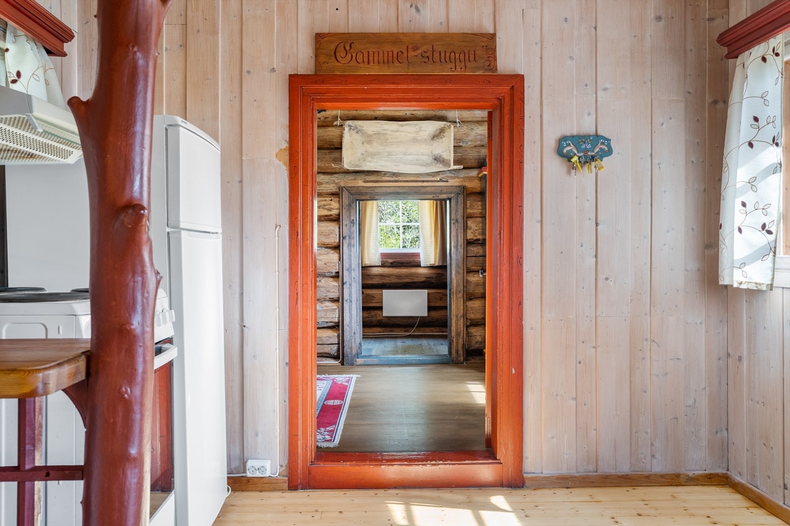 Fra kjøkkenet er det videre adkomst til gammel-stuggu Galleribilde