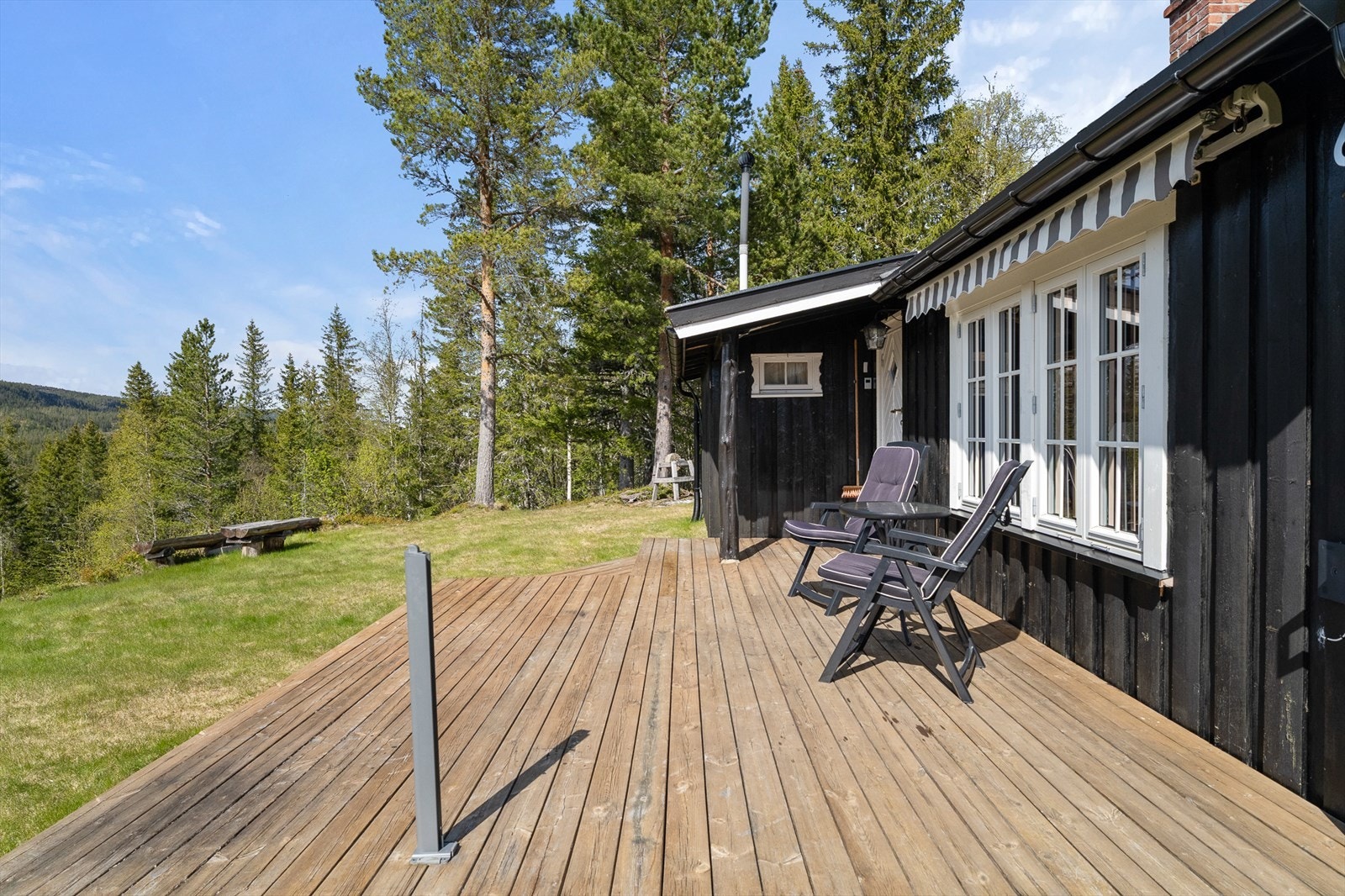 Hytta har en stor og meget solrik terrasse Galleribilde