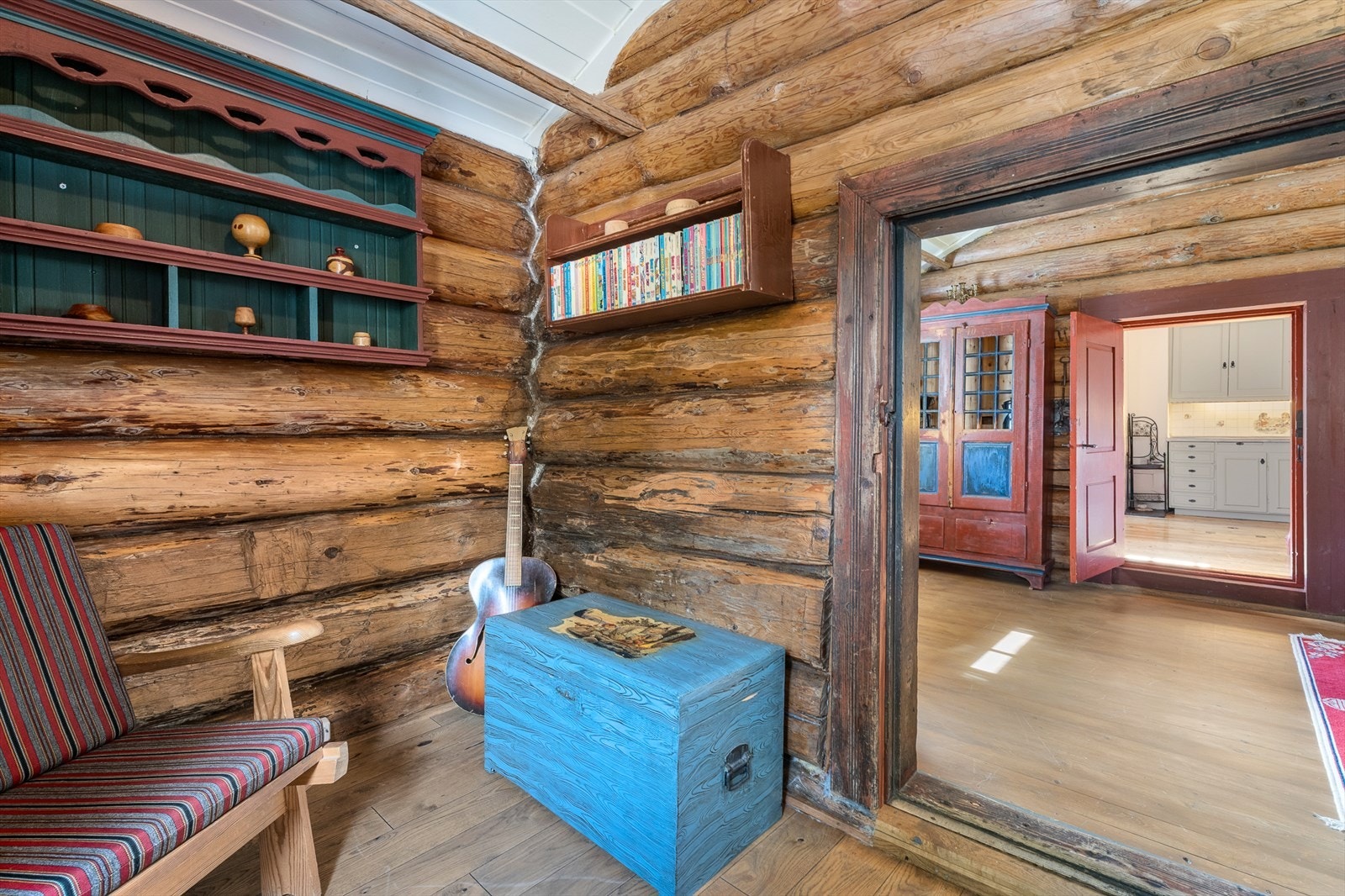 Tømmerdelen av hytta regnes å være fra rundt 1700 eller 1800 tallet. Galleribilde