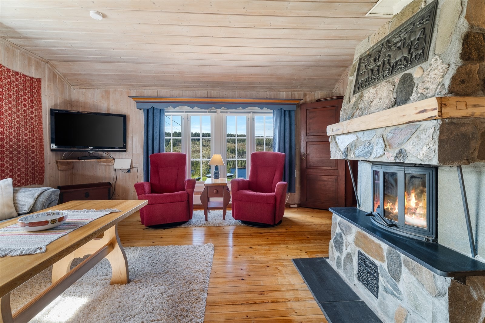 I stua er det en praktisk og koselig peis som varmer godt under vinterhalvåret. Galleribilde