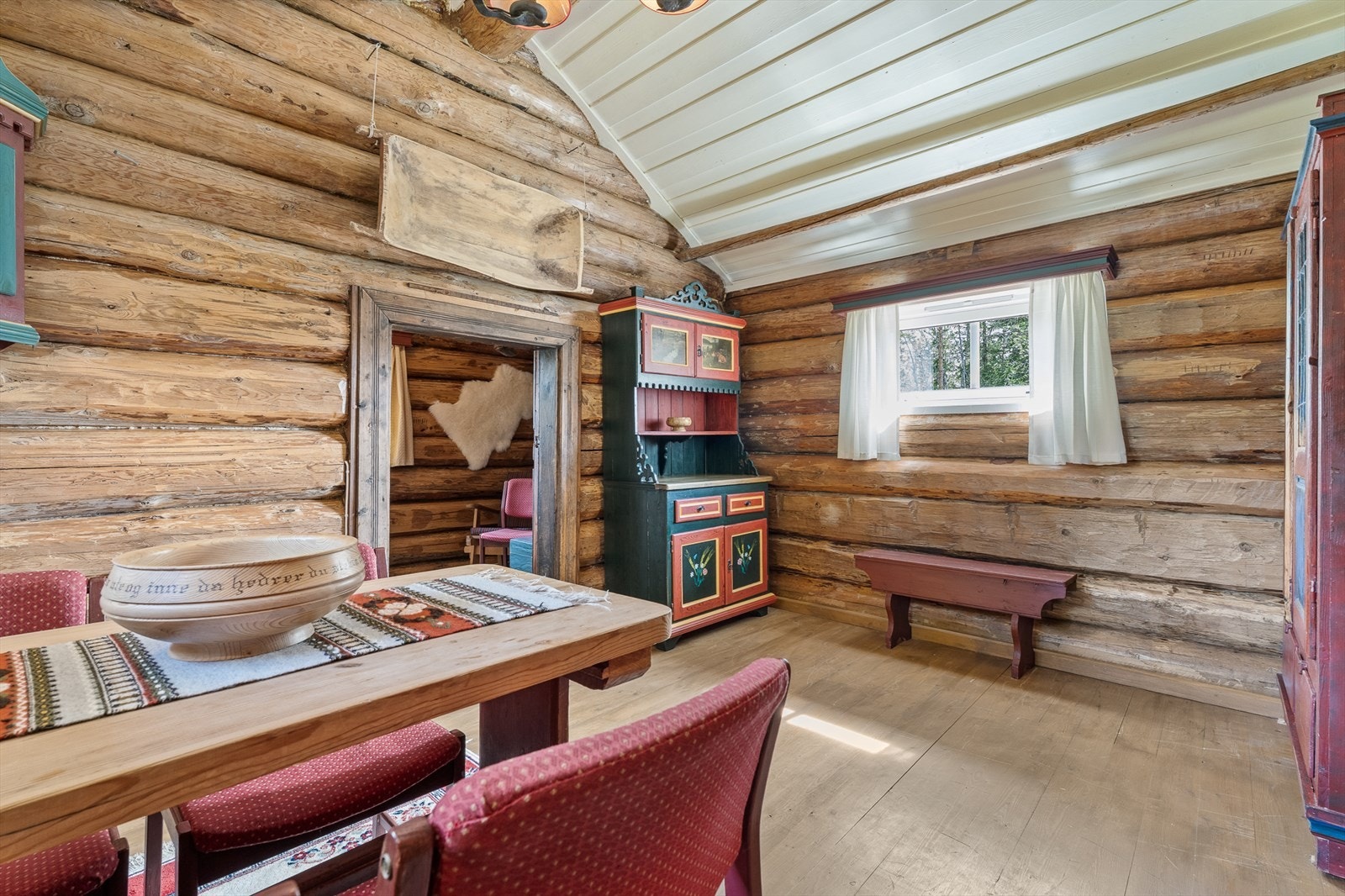 Gammel-stuggu er full av sjarm og består av en stue med plass til spisebord samt et soverom. Galleribilde
