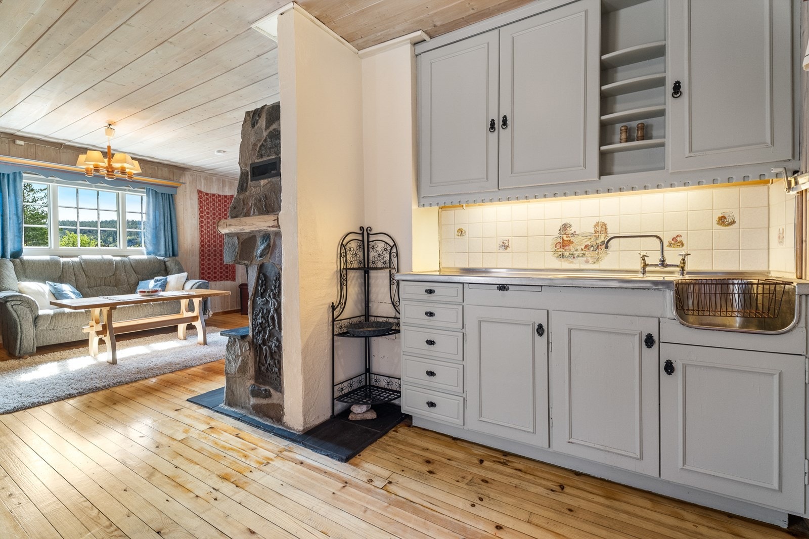 Kjøkkenet har innredning med profilerte fronter og benkeplate er av stål. Kjøkkenet er utstyrt med kjøl/fryseskap og komfyr Galleribilde