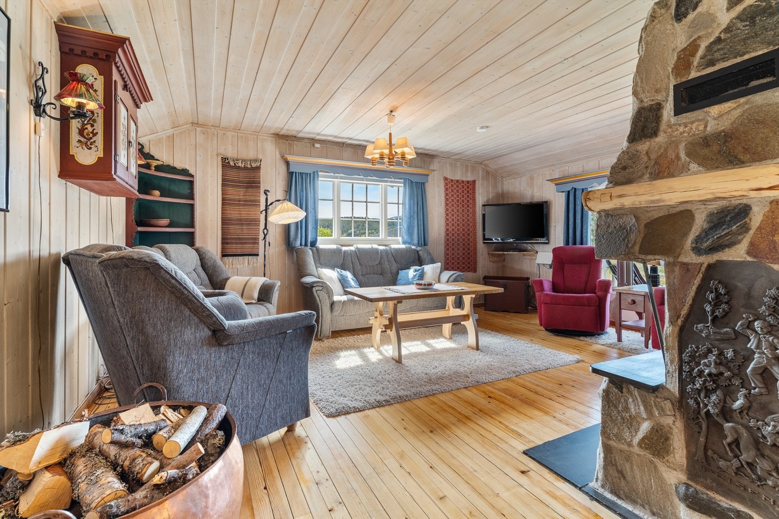 Stua er romslig med plass til sofaseksjon og separat sittegruppe Galleribilde