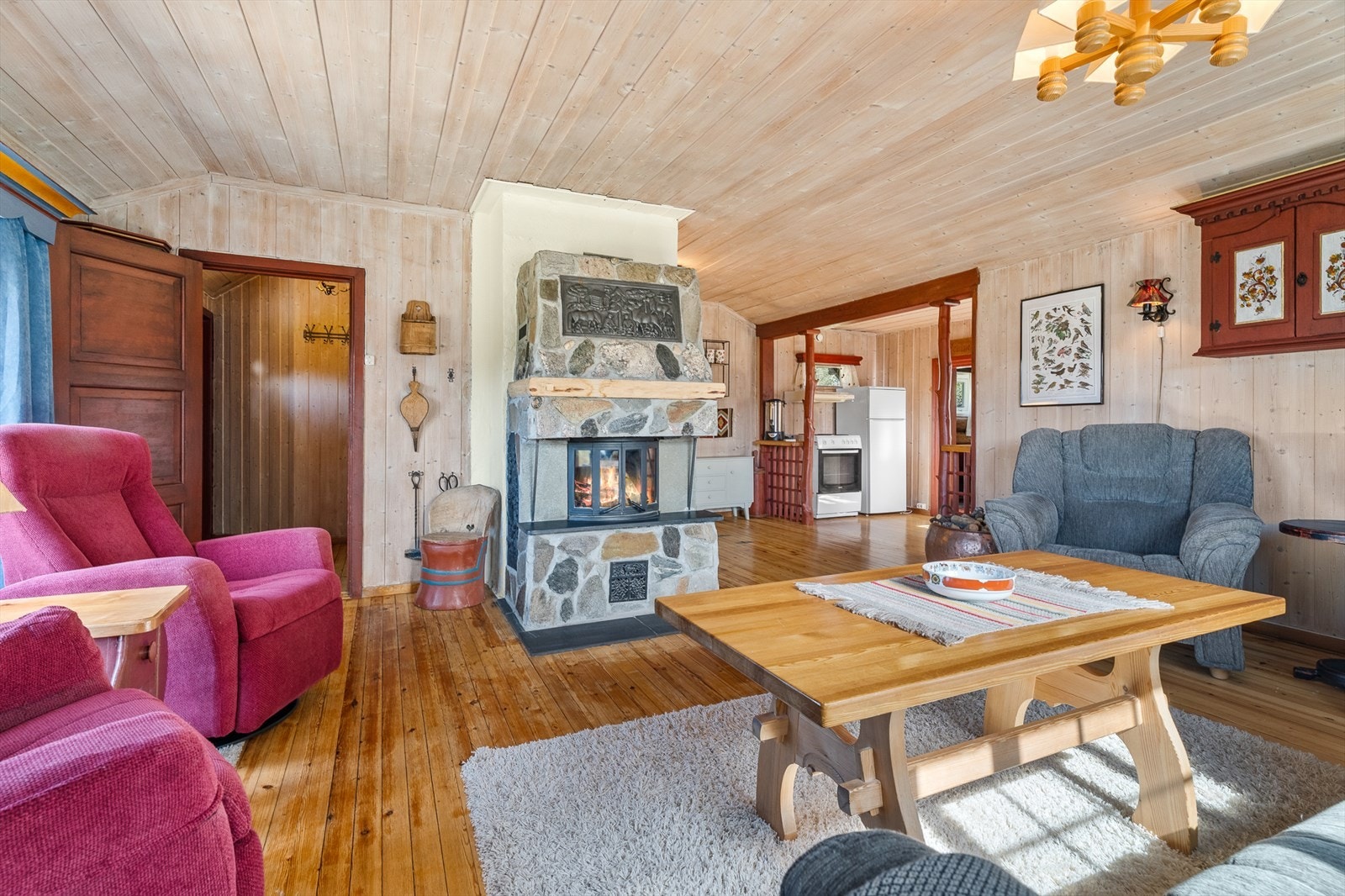 Hytta består av entré, 3 soverom, bad, stue/kjøkken og en separat stue. Galleribilde