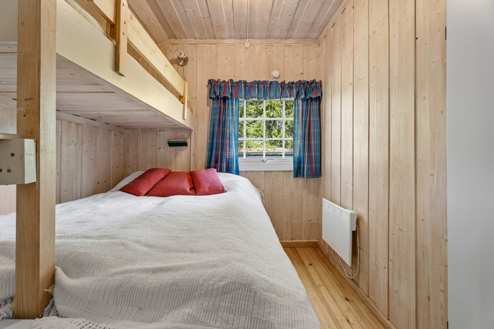 Soverom med en praktisk familiekøye Galleribilde