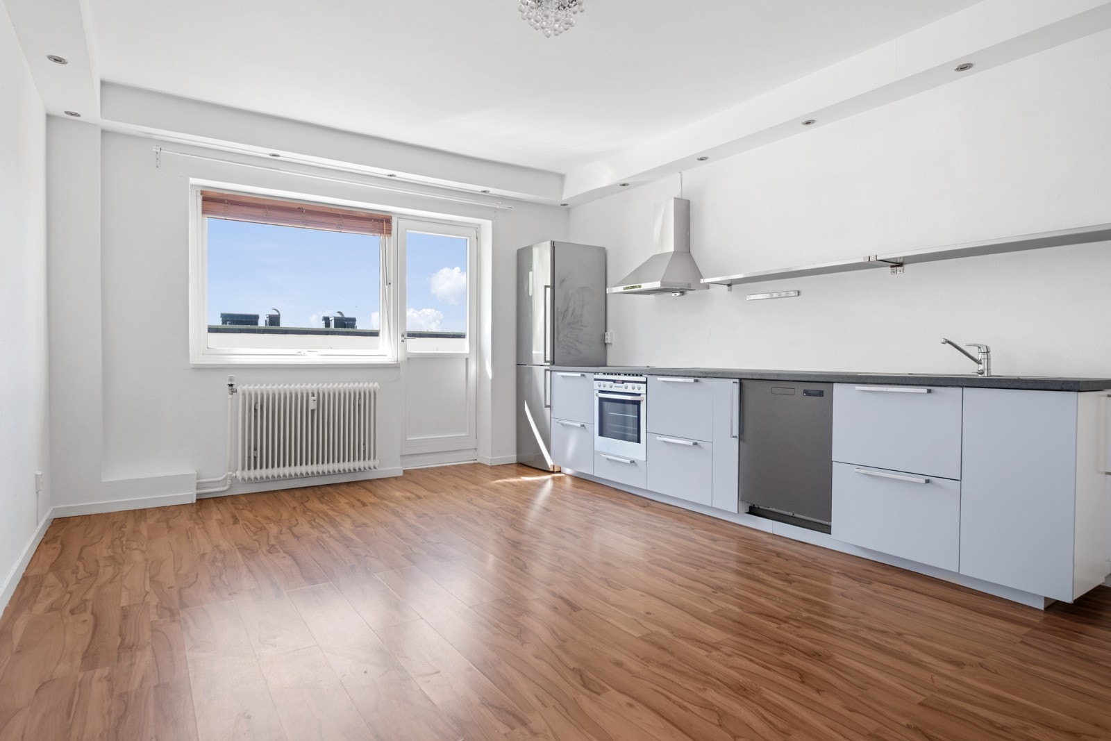 Kjøkkenet har god arbeidsplass og rikelig med oppbevaring. Galleribilde