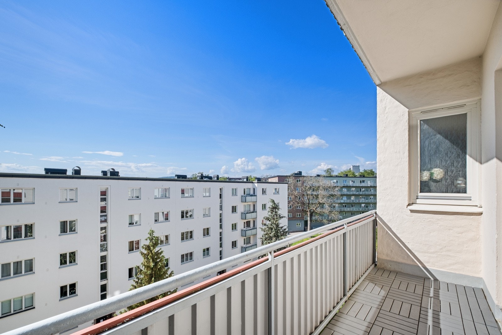 Den vestvendte balkongen fungerer fint som et ekstra rom i den varme årstiden. Galleribilde