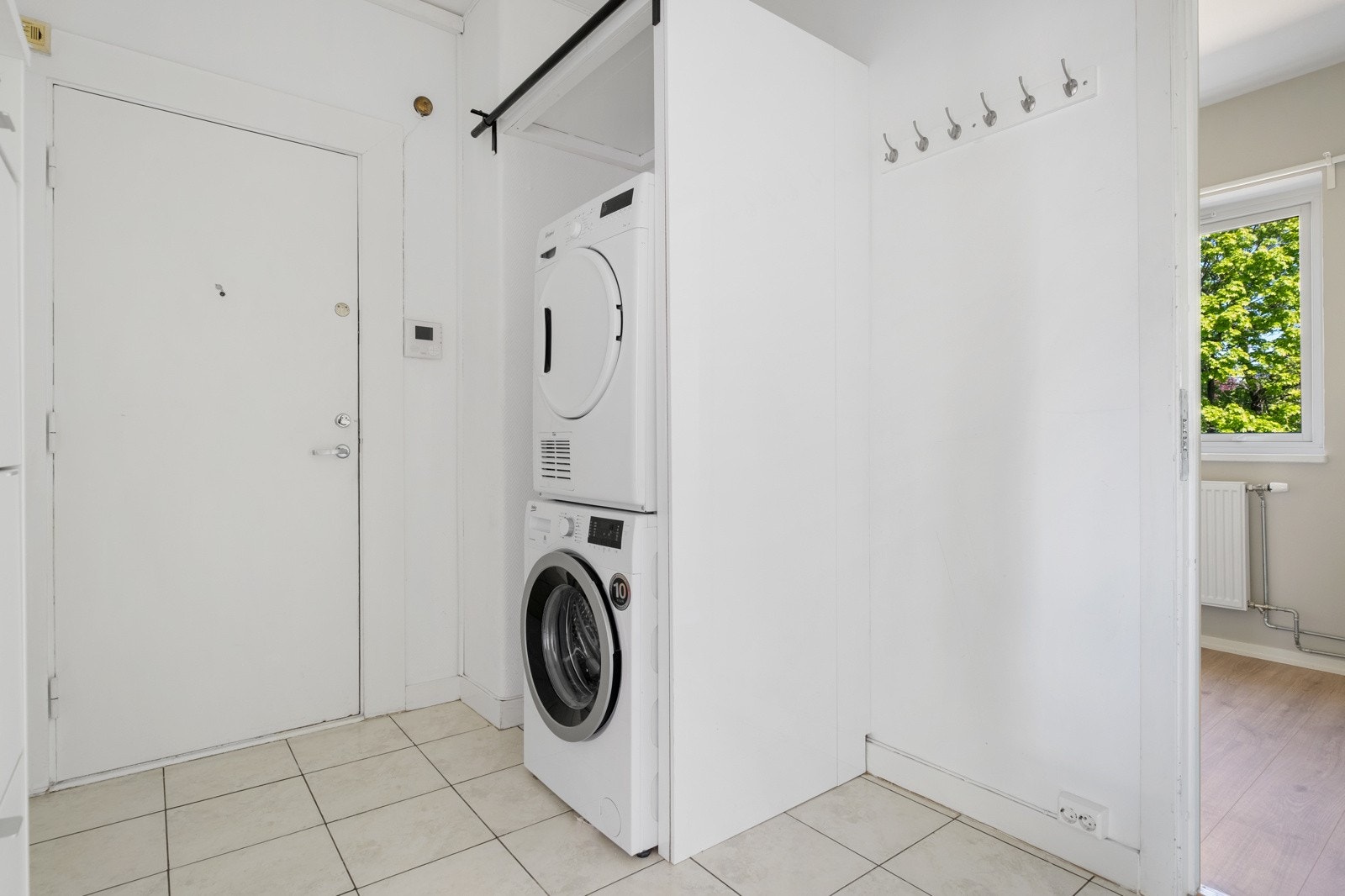 Det er opplegg for vaskemaskin. Sameiet har også fellesvaskeri. Galleribilde