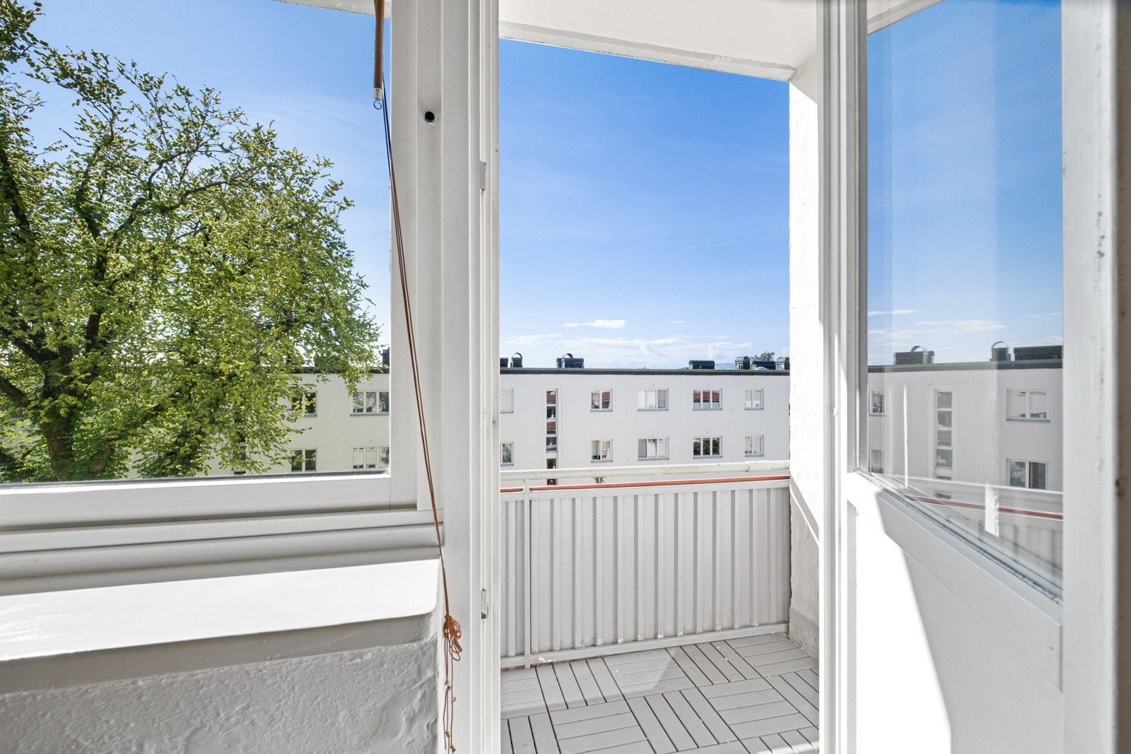 Leiligheten har en usjenert beliggenhet i fjerde etasje, med gode lysforhold. Galleribilde