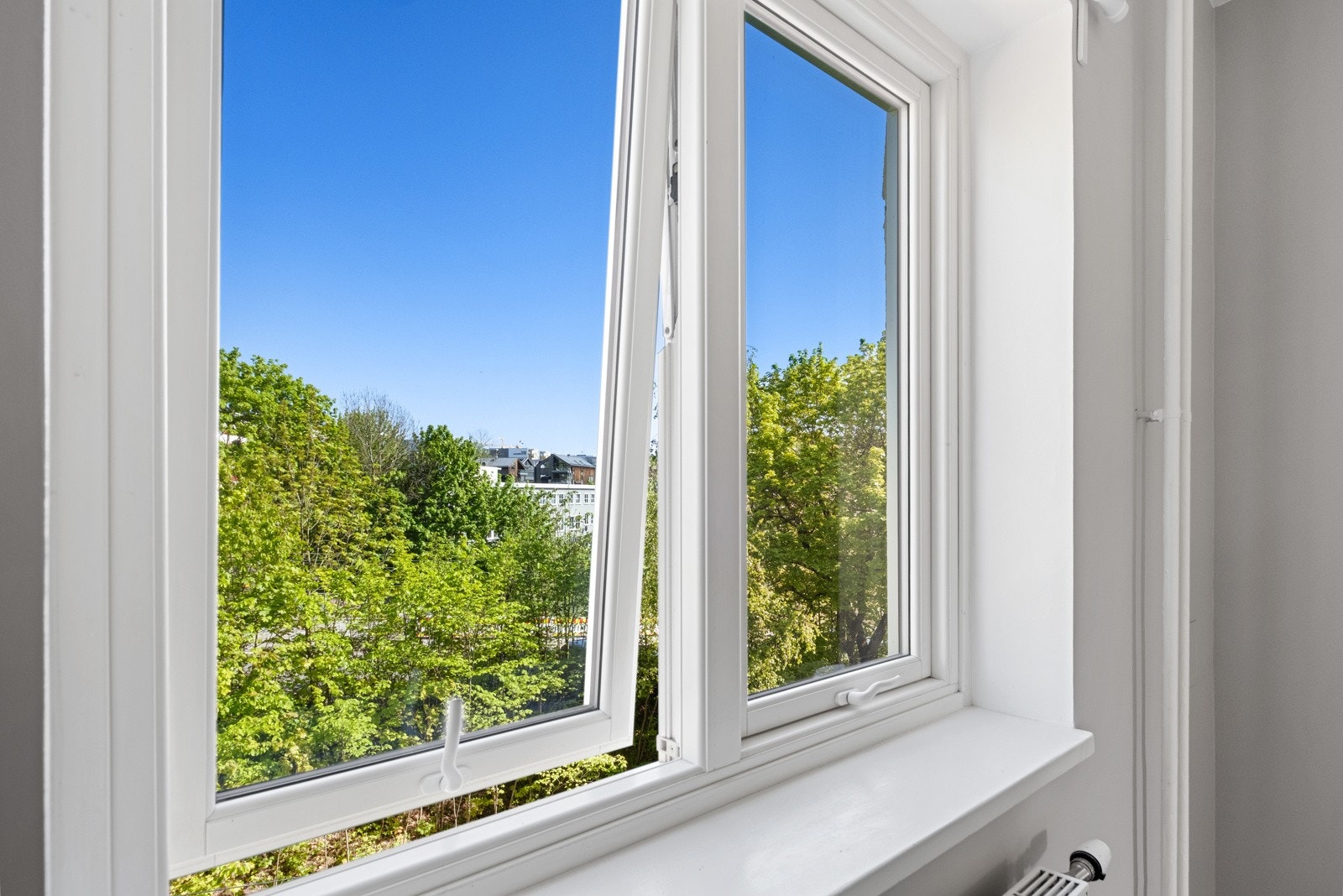 Leiligheten ligger høyt i terrenget, med fin utsikt og minimalt med innsyn. Galleribilde