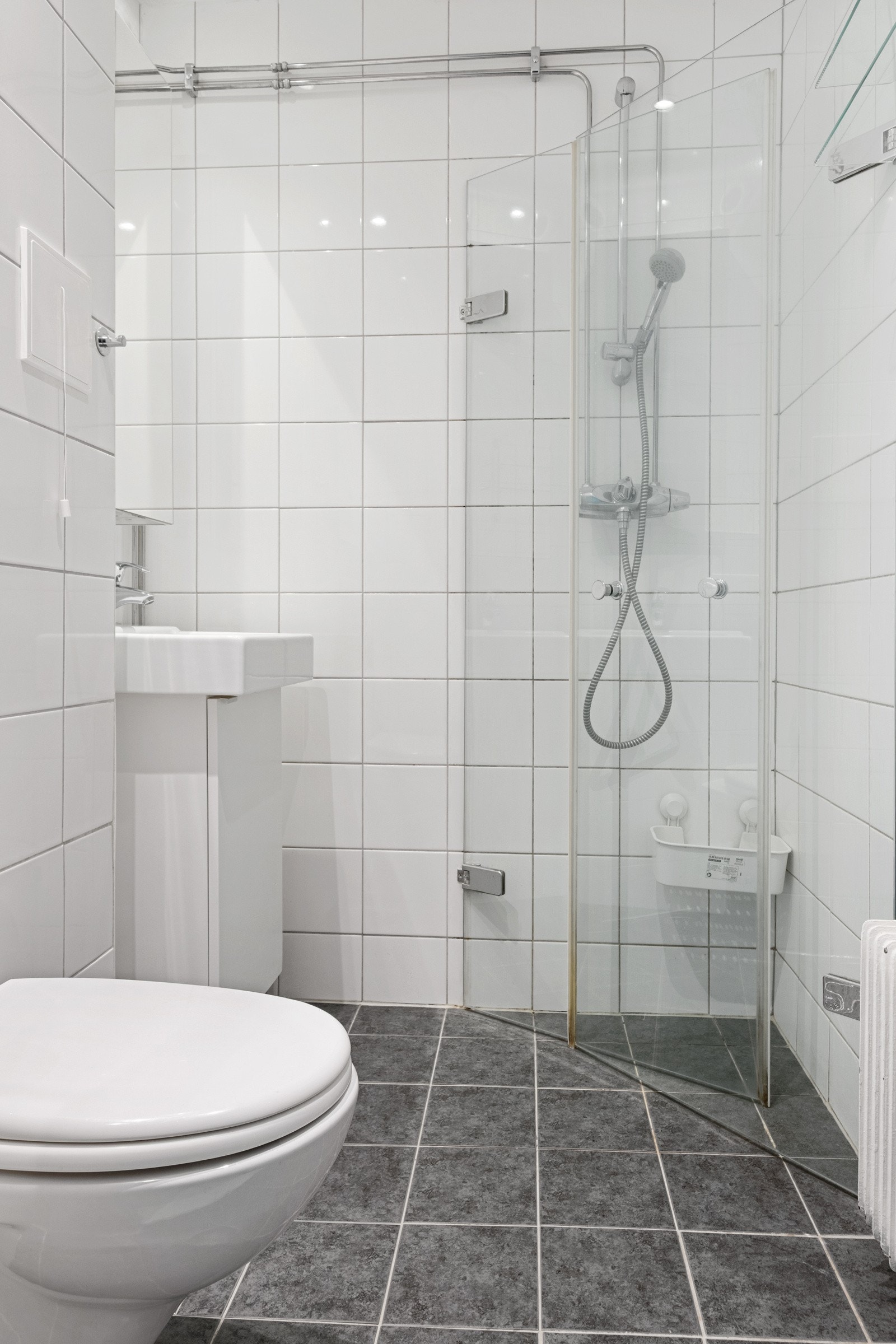 Badet har flislagt gulv. Oppvarming via radiator. Galleribilde