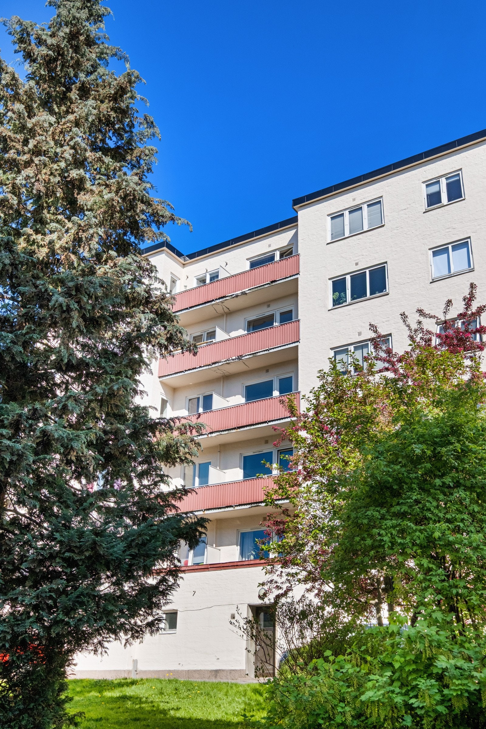 Sameiet er omkranset av pent opparbeidete grøntområder. Galleribilde