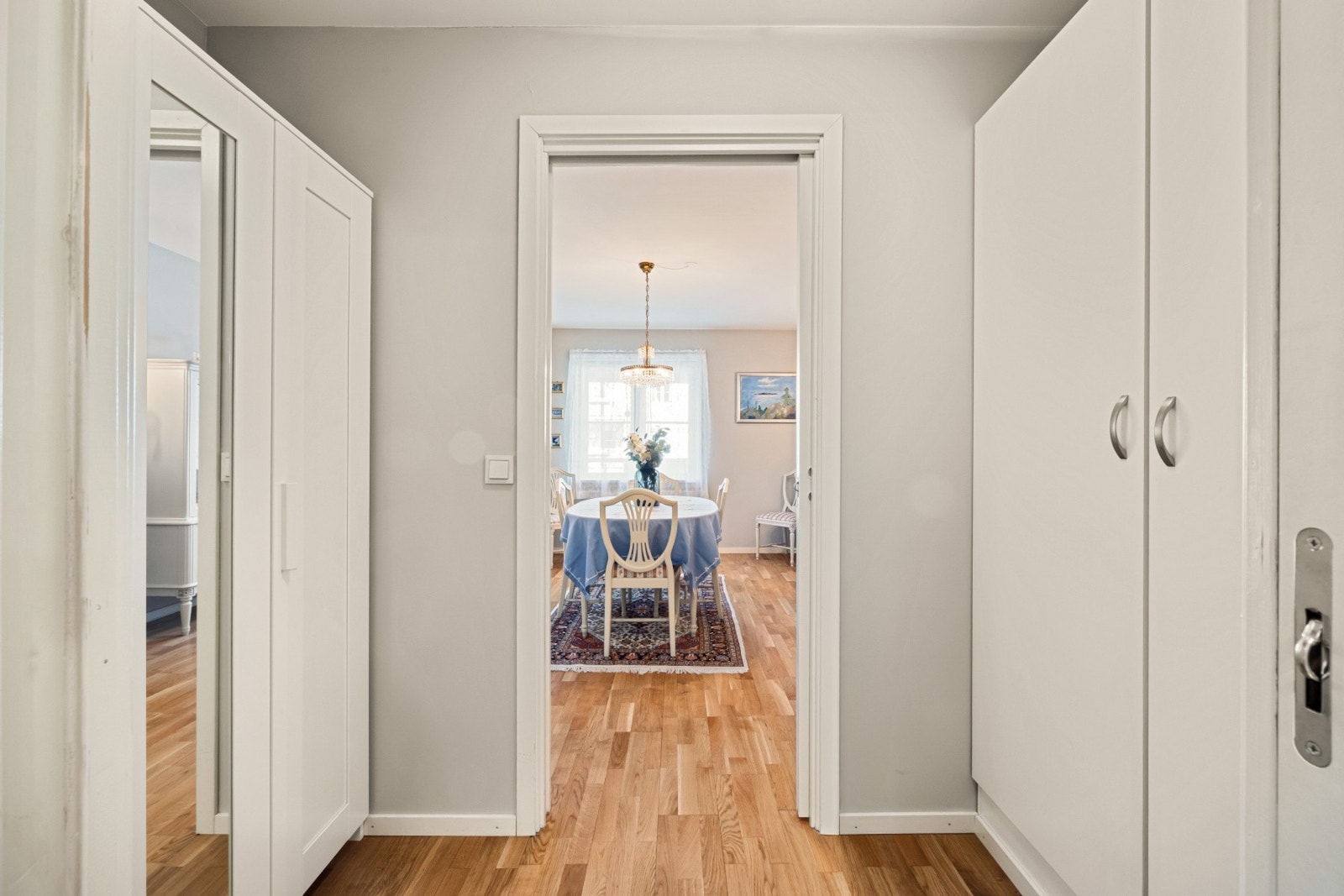 Praktisk garderobe mellom bad og hovedsoverom (spisestue). Galleribilde