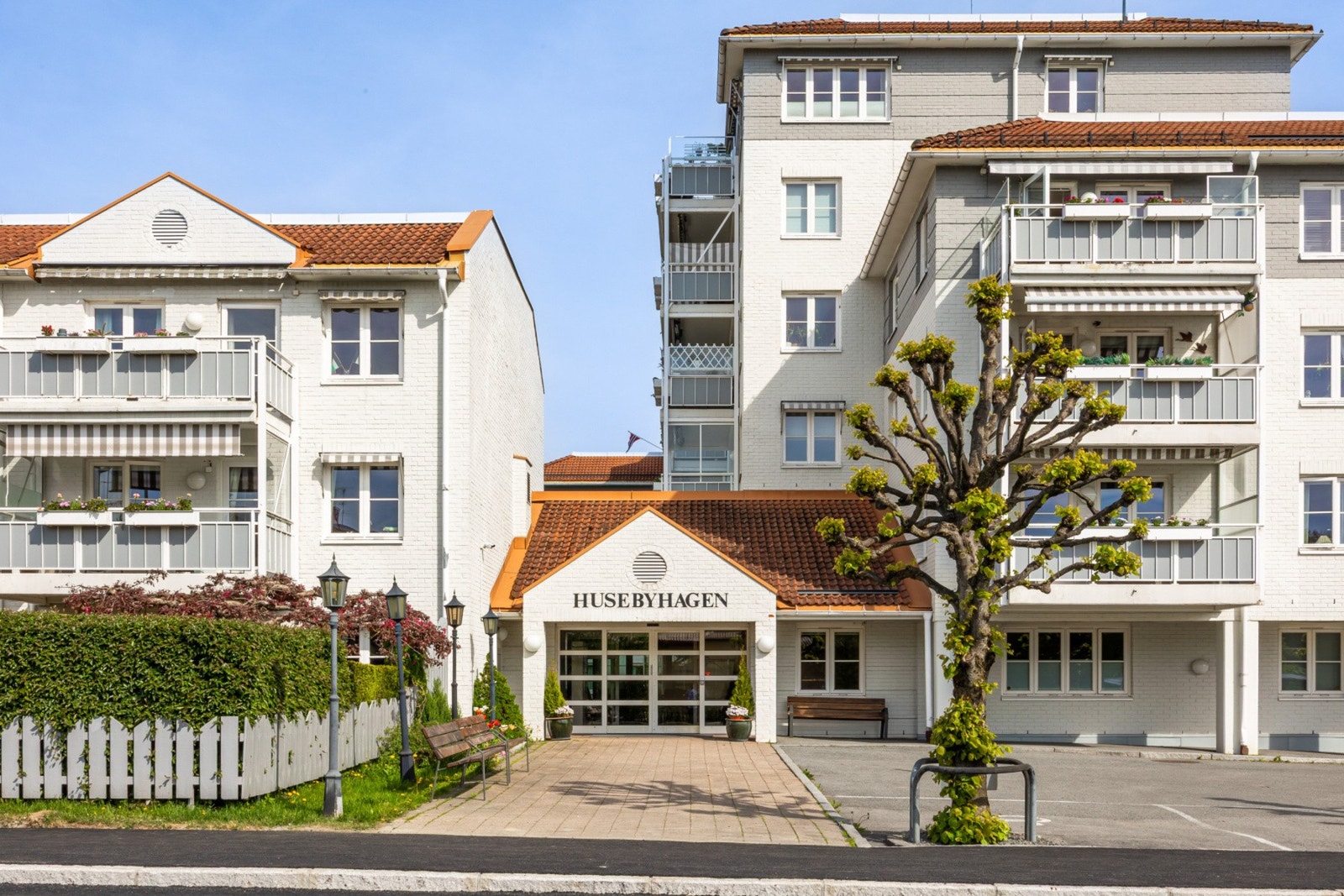 Easy living på Husebyhagen med heis, garasje, veranda og ikke minst et hyggelig bomiljø. Galleribilde
