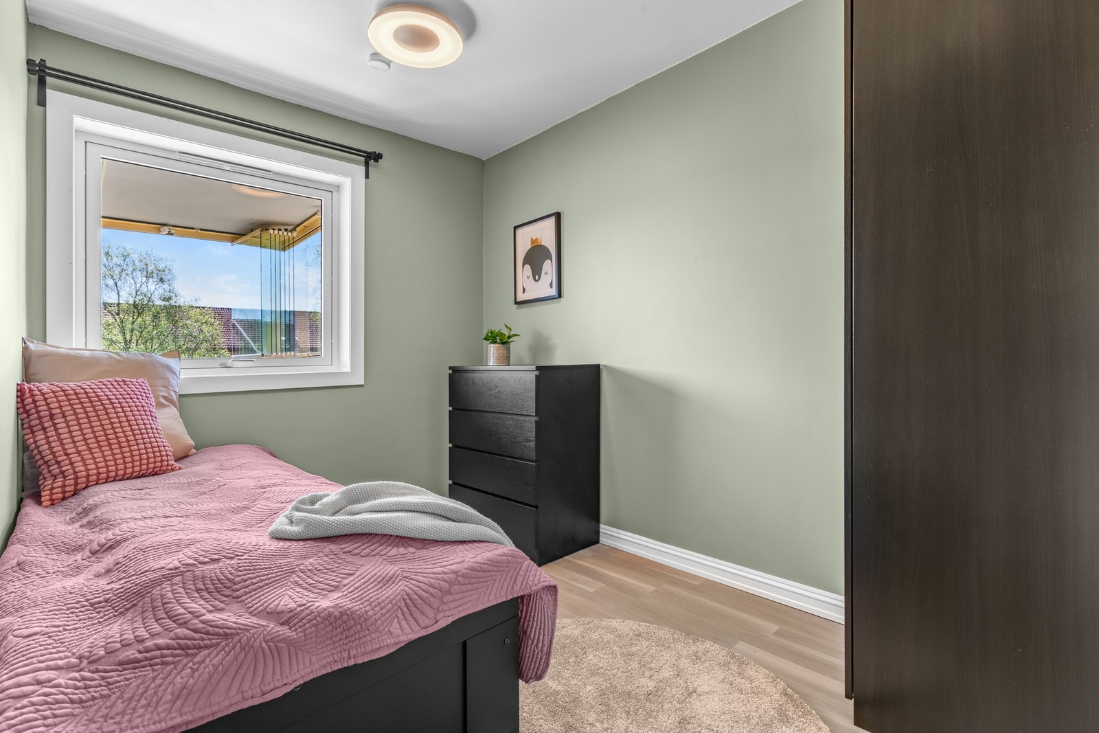 Soverom 2 er av god størrelse, og er malt i en tidsriktig og behagelig grønnfarge. Galleribilde