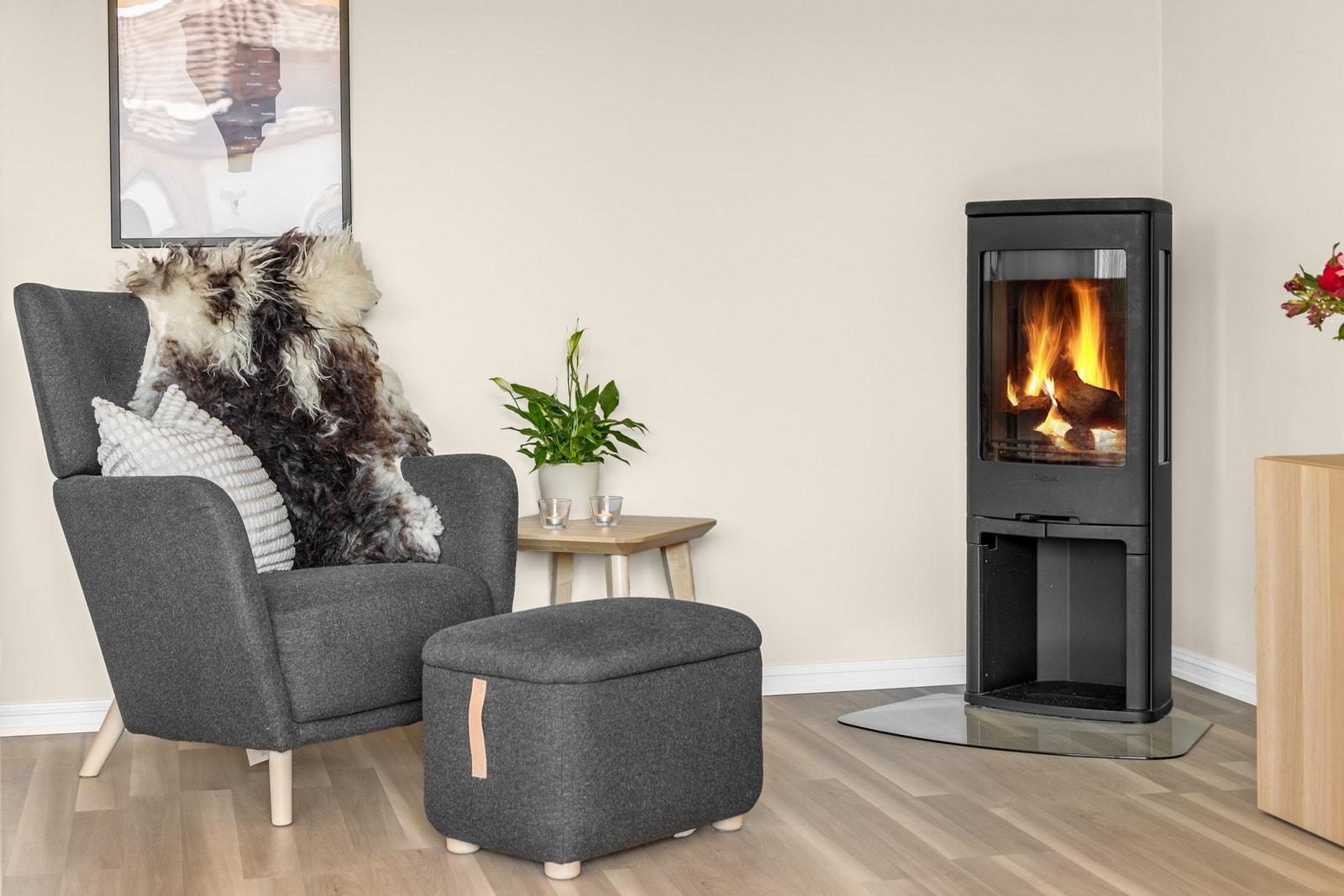 Peisen ligger flott sentrert som gir en god og energieffektiv oppvarming av boligen på kalde årstider og en hyggelig atmosfære. Galleribilde