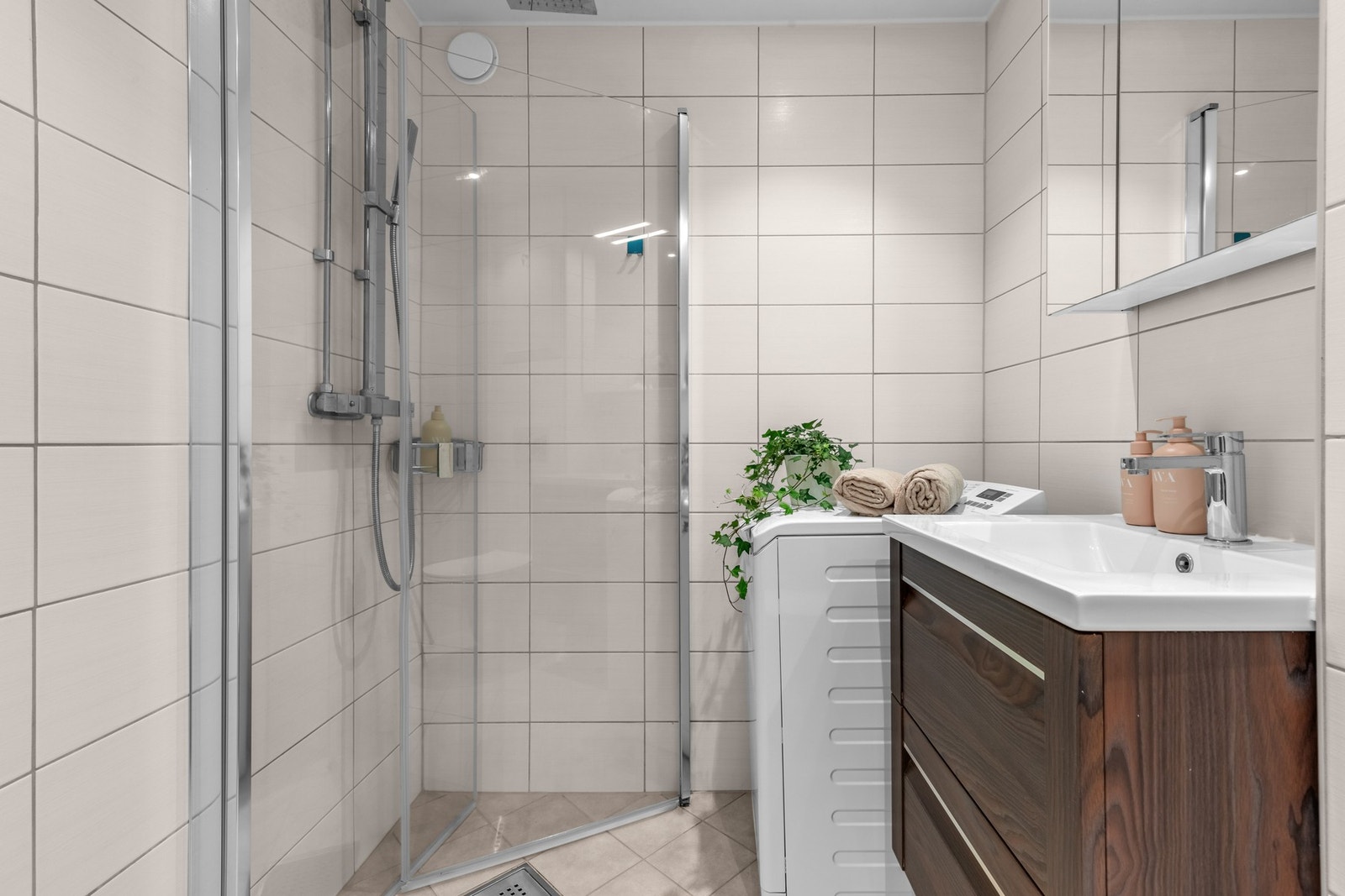 Baderommet ble rehabilitert av borettslaget i 2016. Galleribilde